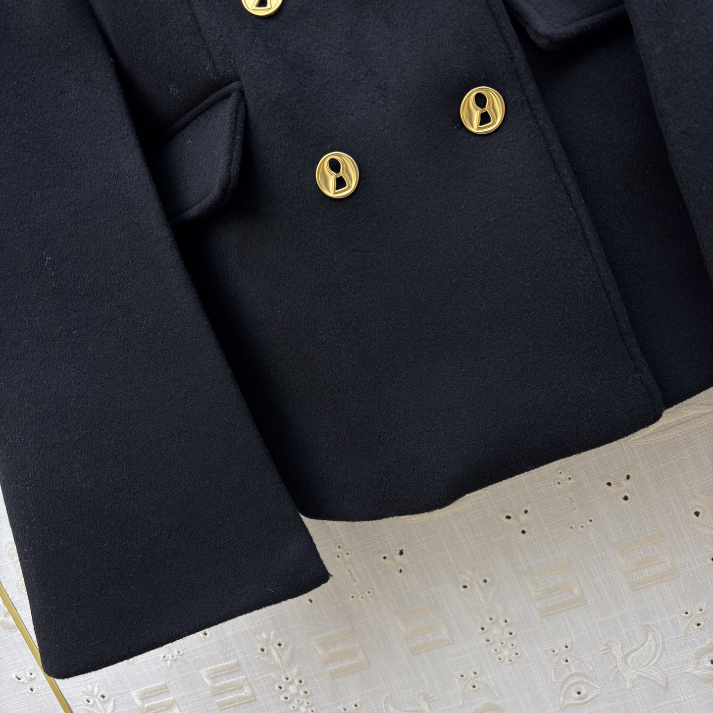 Sch 25秋冬 手工珠子标尺装饰羊毛呢斗篷外套 精致的金色珠绣标尺装饰 利落西装式斗蓬剪裁 异形扣设计