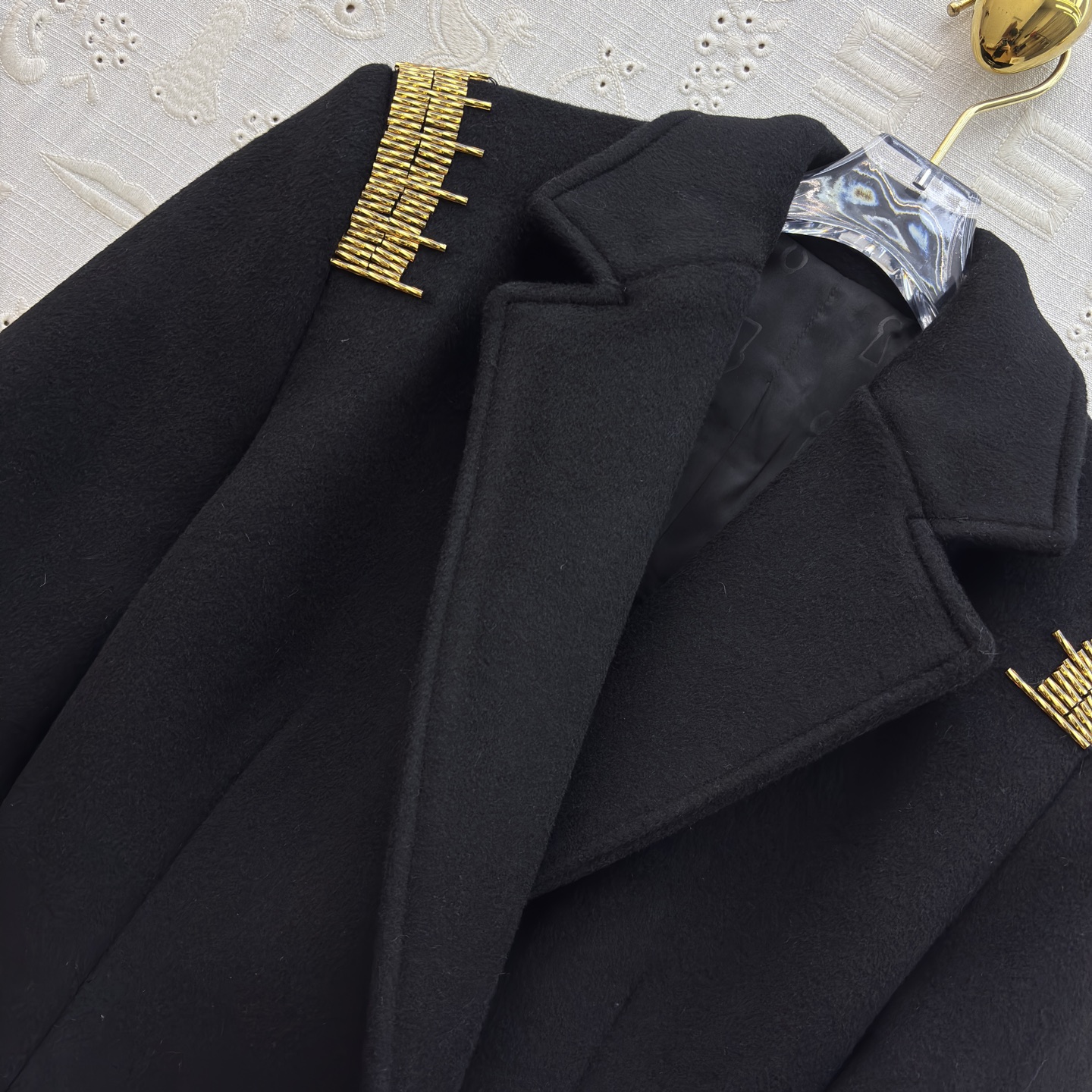 Sch 25秋冬 手工珠子标尺装饰羊毛呢斗篷外套 精致的金色珠绣标尺装饰 利落西装式斗蓬剪裁 异形扣设计