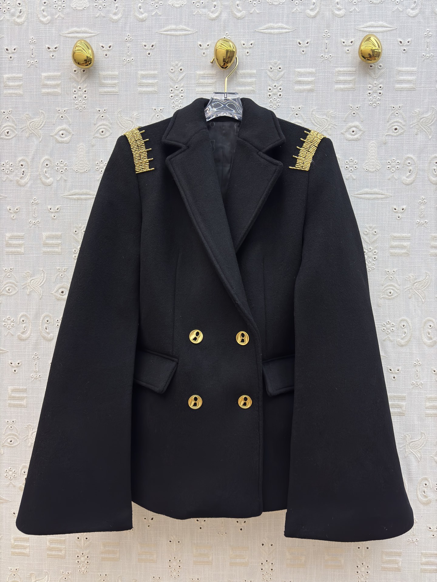 Sch 25秋冬 手工珠子标尺装饰羊毛呢斗篷外套 精致的金色珠绣标尺装饰 利落西装式斗蓬剪裁 异形扣设计