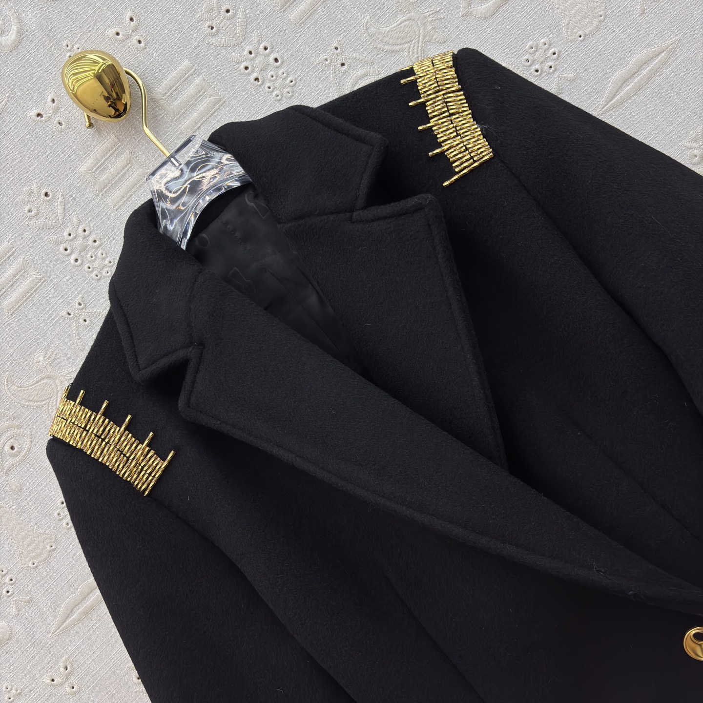 Sch 25秋冬 手工珠子标尺装饰羊毛呢斗篷外套 精致的金色珠绣标尺装饰 利落西装式斗蓬剪裁 异形扣设计