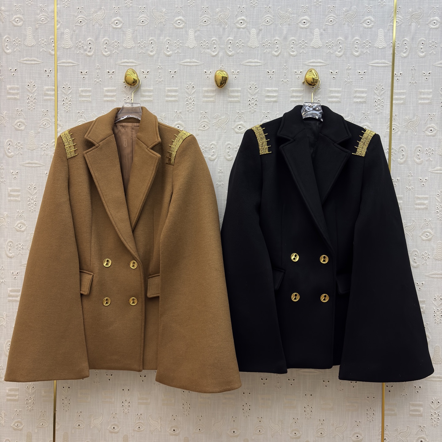 Sch 25秋冬 手工珠子标尺装饰羊毛呢斗篷外套 精致的金色珠绣标尺装饰 利落西装式斗蓬剪裁 异形扣设计