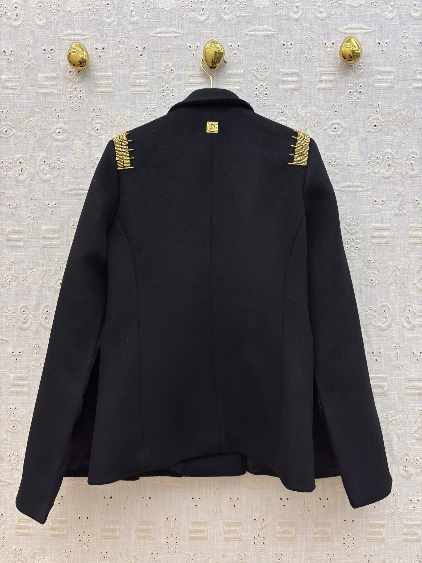 Sch 25秋冬 手工珠子标尺装饰羊毛呢斗篷外套 精致的金色珠绣标尺装饰 利落西装式斗蓬剪裁 异形扣设计