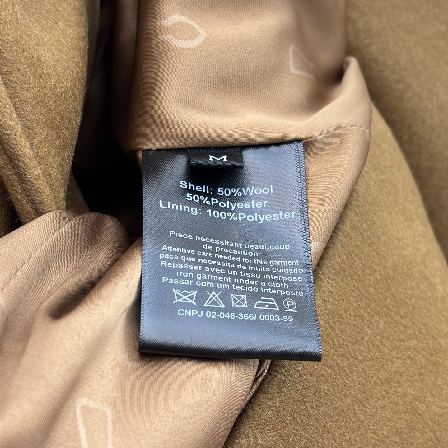 Sch 25秋冬 手工珠子标尺装饰羊毛呢斗篷外套 精致的金色珠绣标尺装饰 利落西装式斗蓬剪裁 异形扣设计