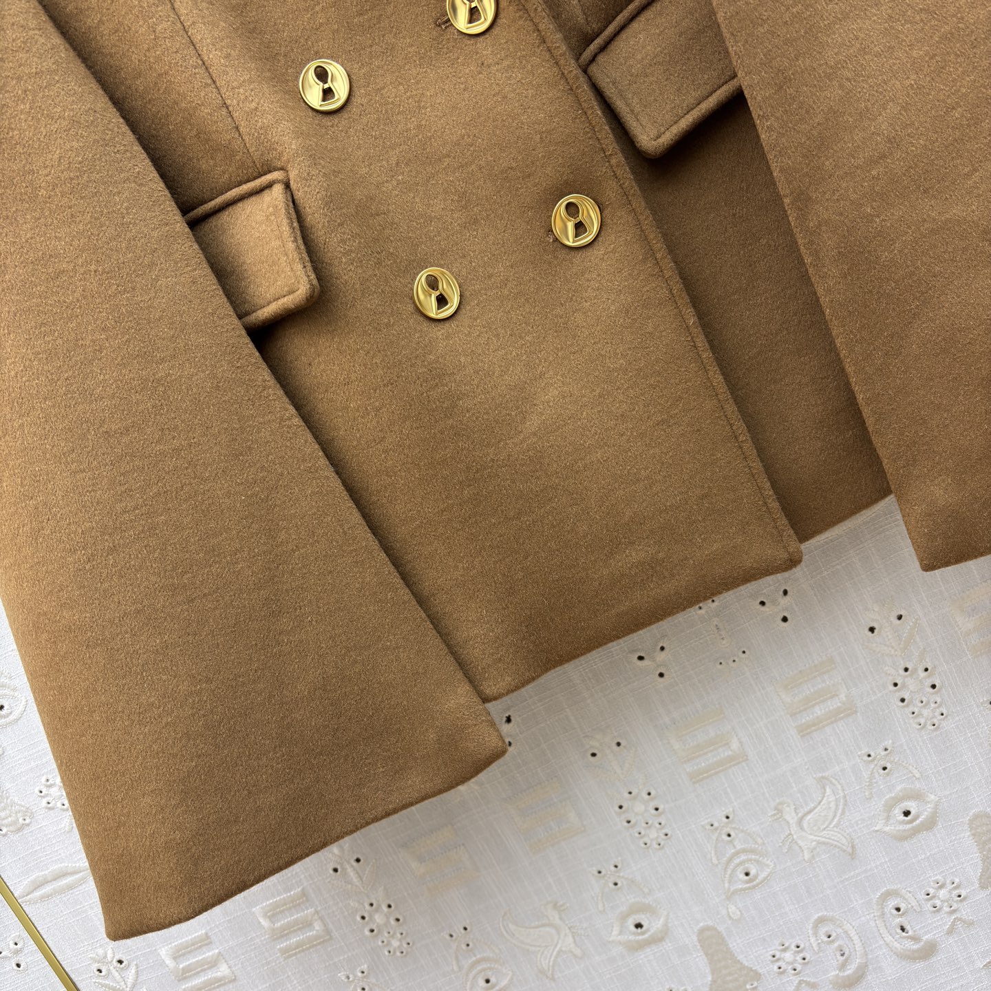 Sch 25秋冬 手工珠子标尺装饰羊毛呢斗篷外套 精致的金色珠绣标尺装饰 利落西装式斗蓬剪裁 异形扣设计