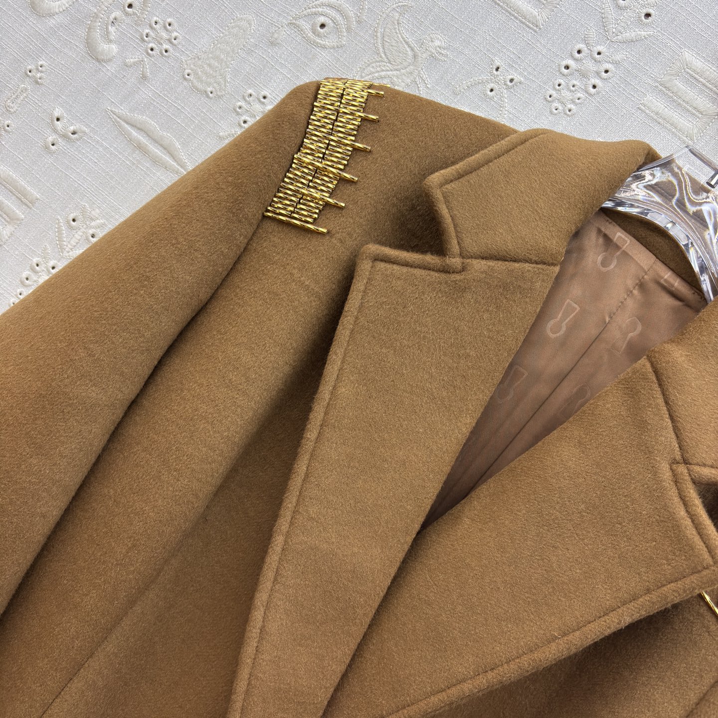 Sch 25秋冬 手工珠子标尺装饰羊毛呢斗篷外套 精致的金色珠绣标尺装饰 利落西装式斗蓬剪裁 异形扣设计