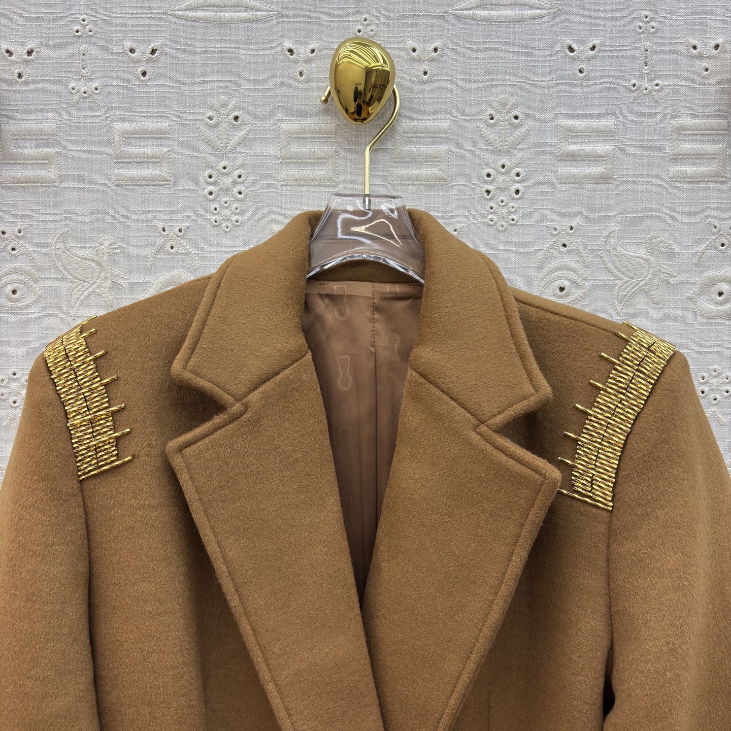 Sch 25秋冬 手工珠子标尺装饰羊毛呢斗篷外套 精致的金色珠绣标尺装饰 利落西装式斗蓬剪裁 异形扣设计