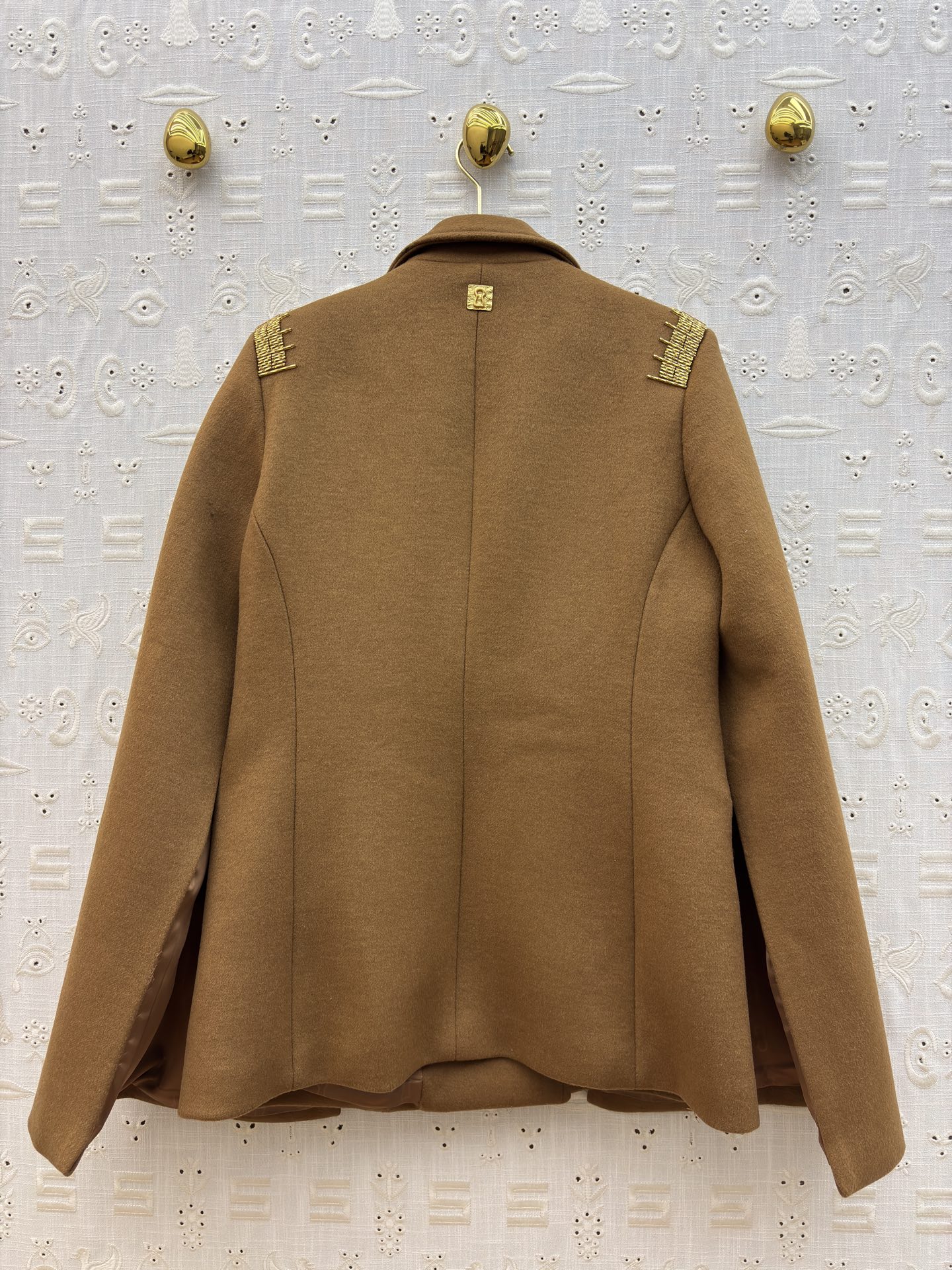 Sch 25秋冬 手工珠子标尺装饰羊毛呢斗篷外套 精致的金色珠绣标尺装饰 利落西装式斗蓬剪裁 异形扣设计