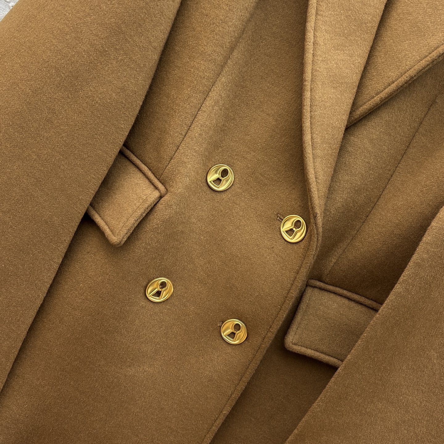 Sch 25秋冬 手工珠子标尺装饰羊毛呢斗篷外套 精致的金色珠绣标尺装饰 利落西装式斗蓬剪裁 异形扣设计