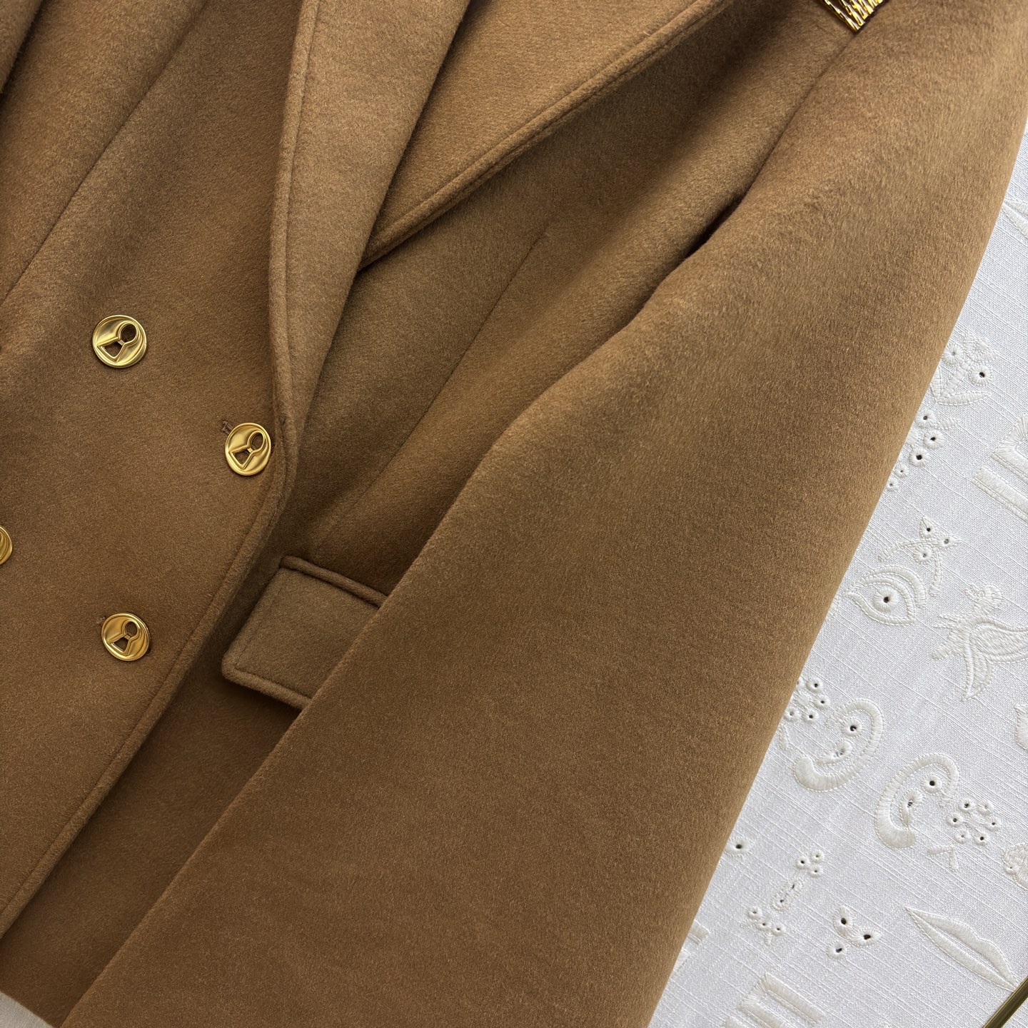 Sch 25秋冬 手工珠子标尺装饰羊毛呢斗篷外套 精致的金色珠绣标尺装饰 利落西装式斗蓬剪裁 异形扣设计