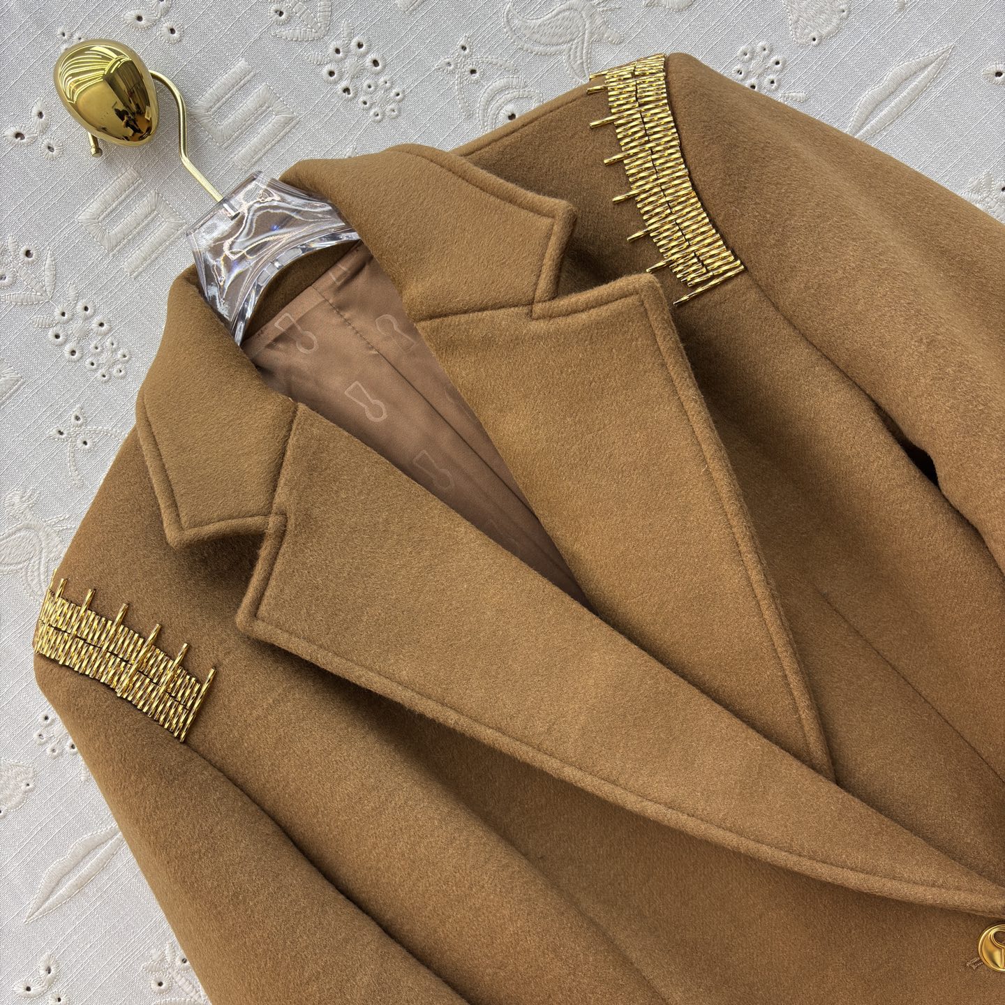 Sch 25秋冬 手工珠子标尺装饰羊毛呢斗篷外套 精致的金色珠绣标尺装饰 利落西装式斗蓬剪裁 异形扣设计