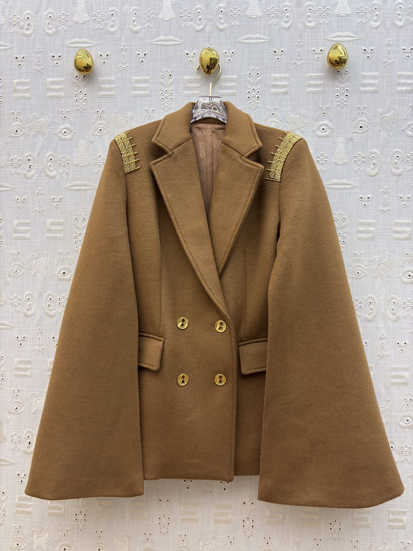 Sch 25秋冬 手工珠子标尺装饰羊毛呢斗篷外套 精致的金色珠绣标尺装饰 利落西装式斗蓬剪裁 异形扣设计