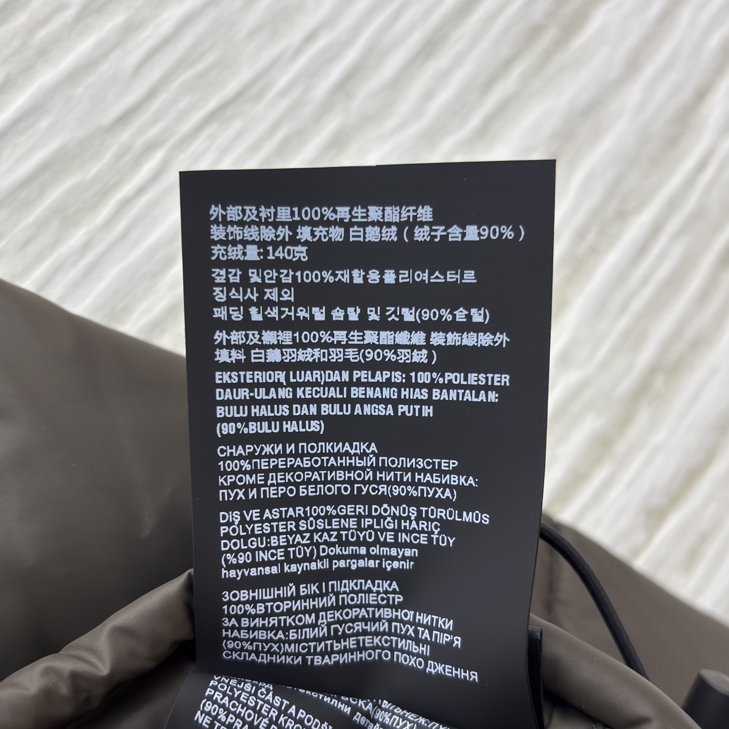 Miu家连帽短款羽绒服 白鹅绒填充 轻奢保暖的时尚选择简约廓形的短款设计 搭配品牌标志性logo 在保暖