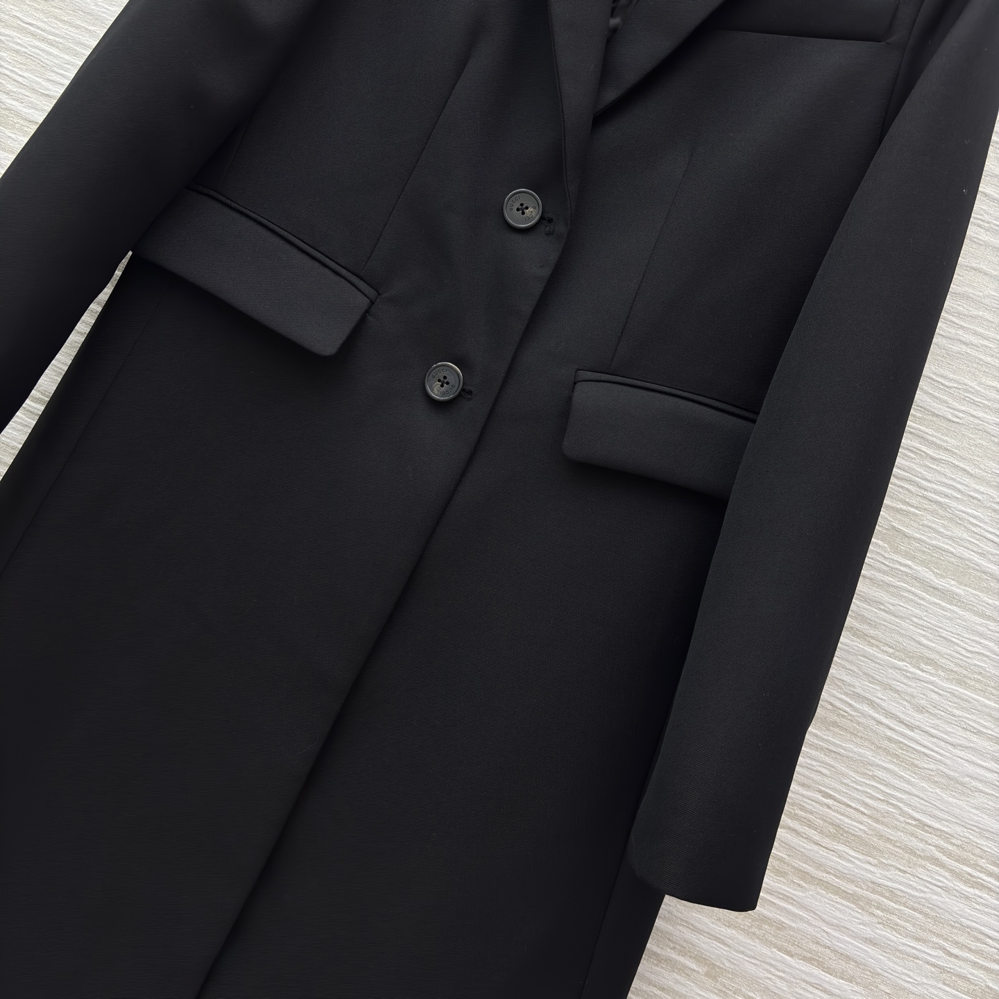 G家 黑色长款西装大衣 含羊毛成分 高级感的极简主义 纯黑演绎极简奢华 挺括面料勾勒气场 简约设计适配多