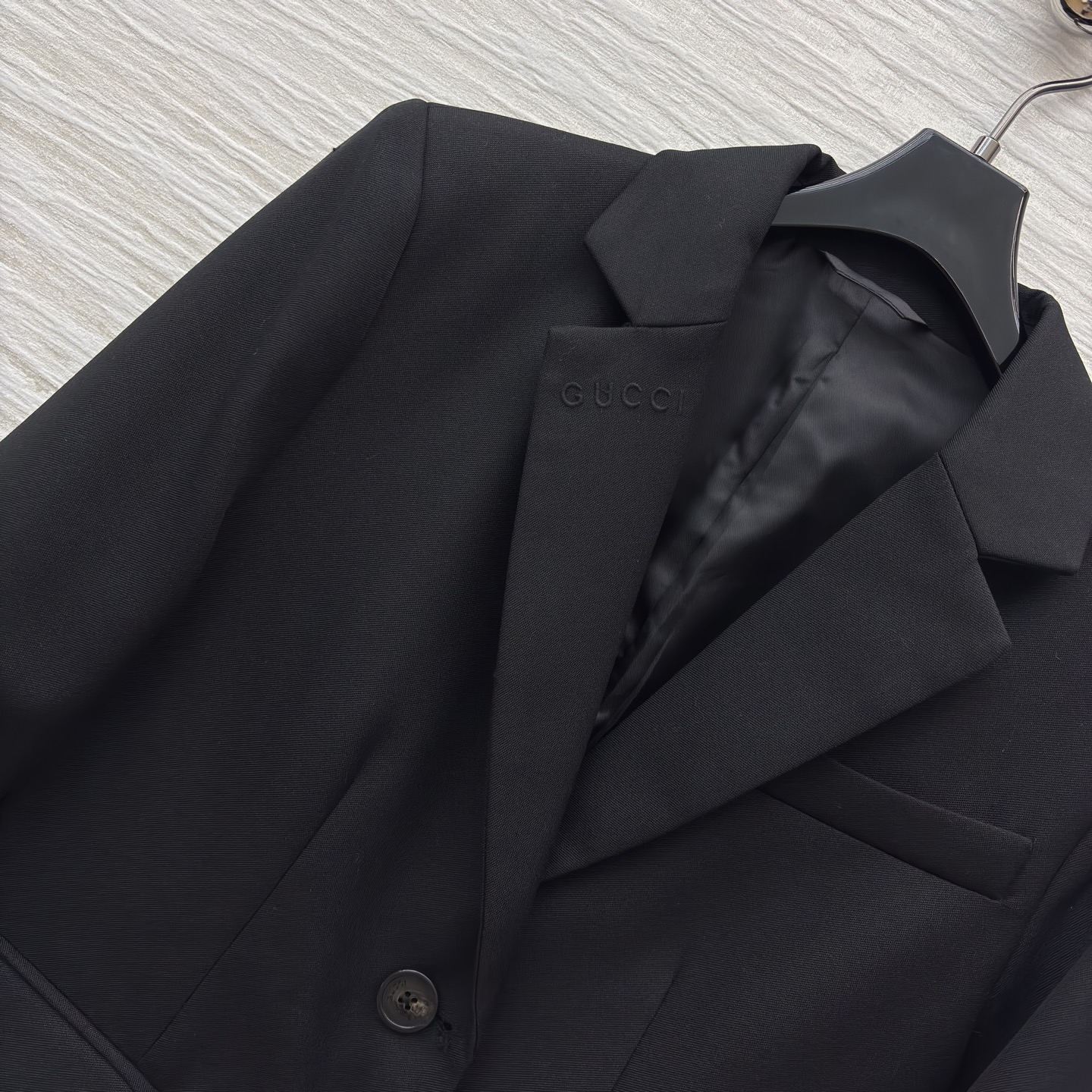 G家 黑色长款西装大衣 含羊毛成分 高级感的极简主义 纯黑演绎极简奢华 挺括面料勾勒气场 简约设计适配多