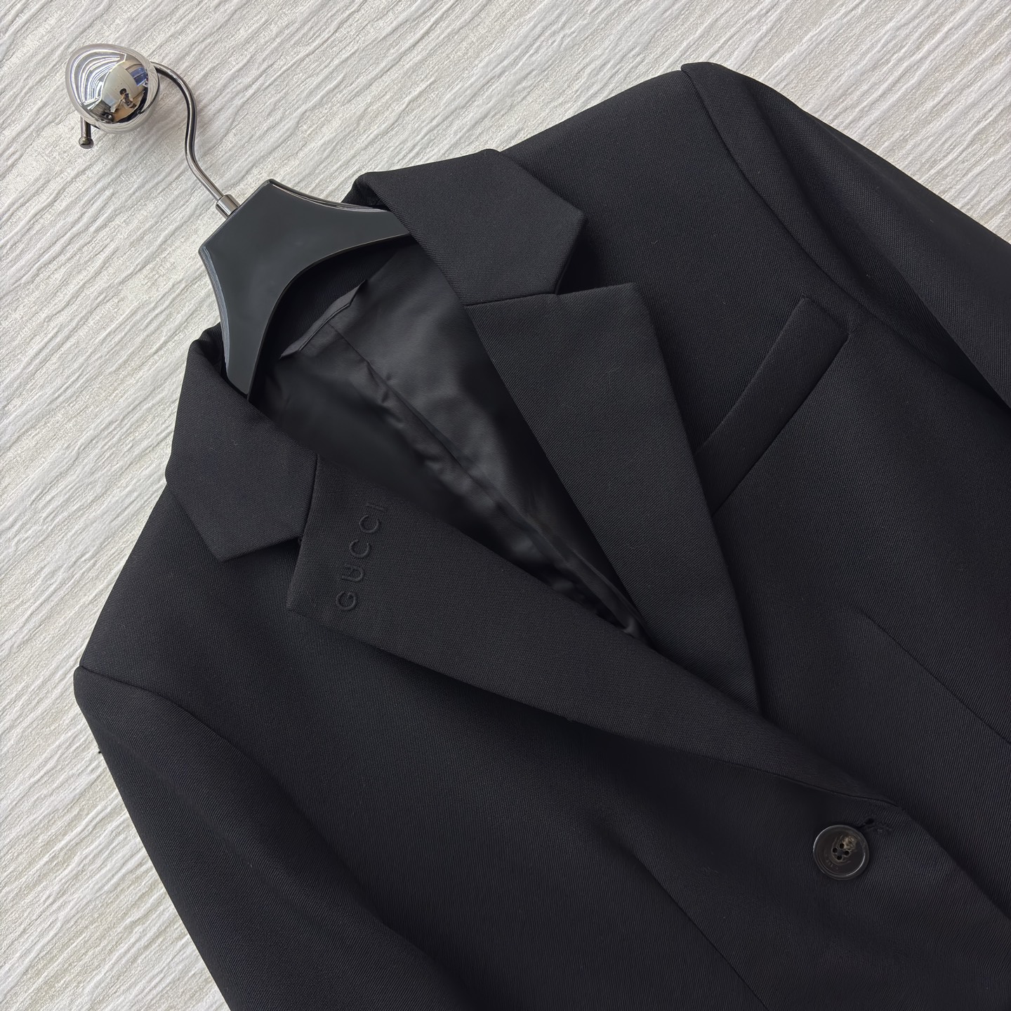 G家 黑色长款西装大衣 含羊毛成分 高级感的极简主义 纯黑演绎极简奢华 挺括面料勾勒气场 简约设计适配多