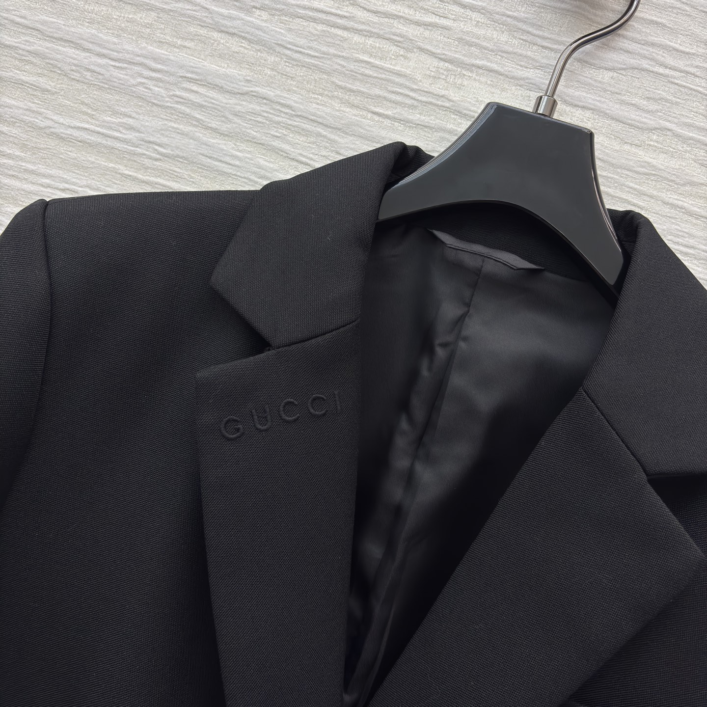 G家 黑色长款西装大衣 含羊毛成分 高级感的极简主义 纯黑演绎极简奢华 挺括面料勾勒气场 简约设计适配多