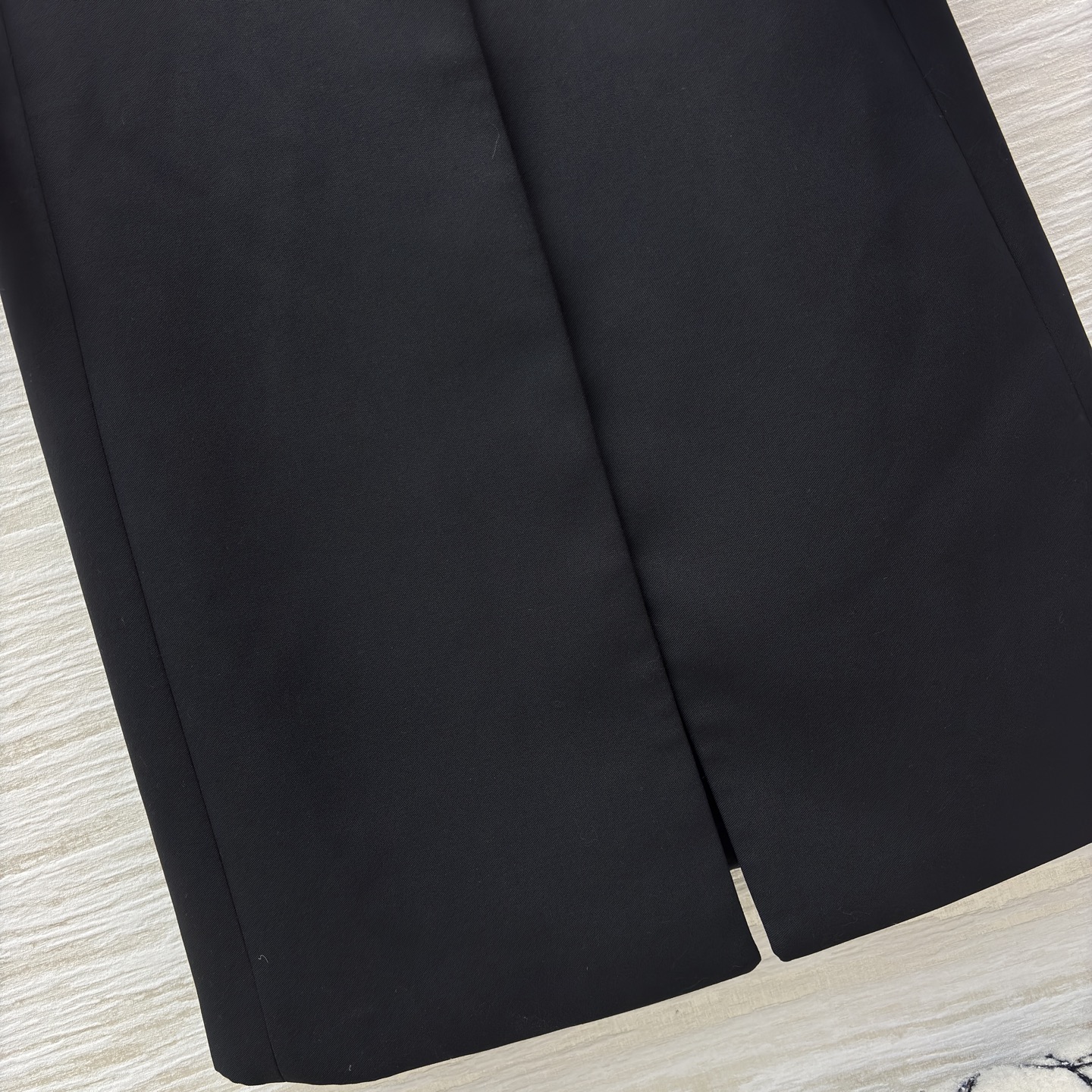 G家 黑色长款西装大衣 含羊毛成分 高级感的极简主义 纯黑演绎极简奢华 挺括面料勾勒气场 简约设计适配多