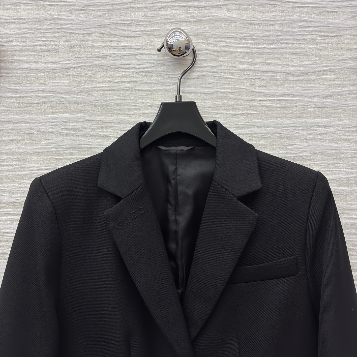 G家 黑色长款西装大衣 含羊毛成分 高级感的极简主义 纯黑演绎极简奢华 挺括面料勾勒气场 简约设计适配多