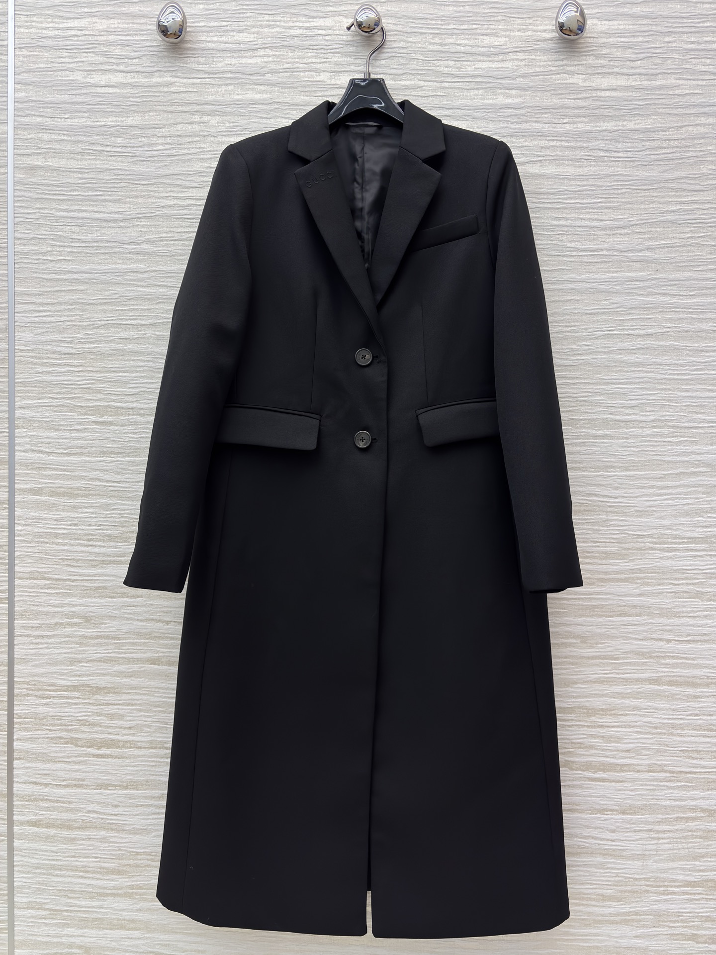 G家 黑色长款西装大衣 含羊毛成分 高级感的极简主义 纯黑演绎极简奢华 挺括面料勾勒气场 简约设计适配多