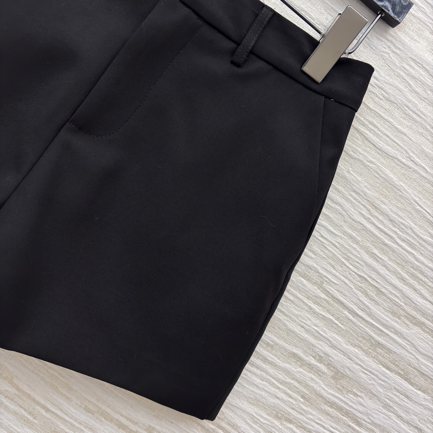 G家 百搭王短裤 含羊毛成分 利落剪裁勾勒干练线条 挺括面料尽显质感 可搭衬衫 外套走职场通勤风 也可配