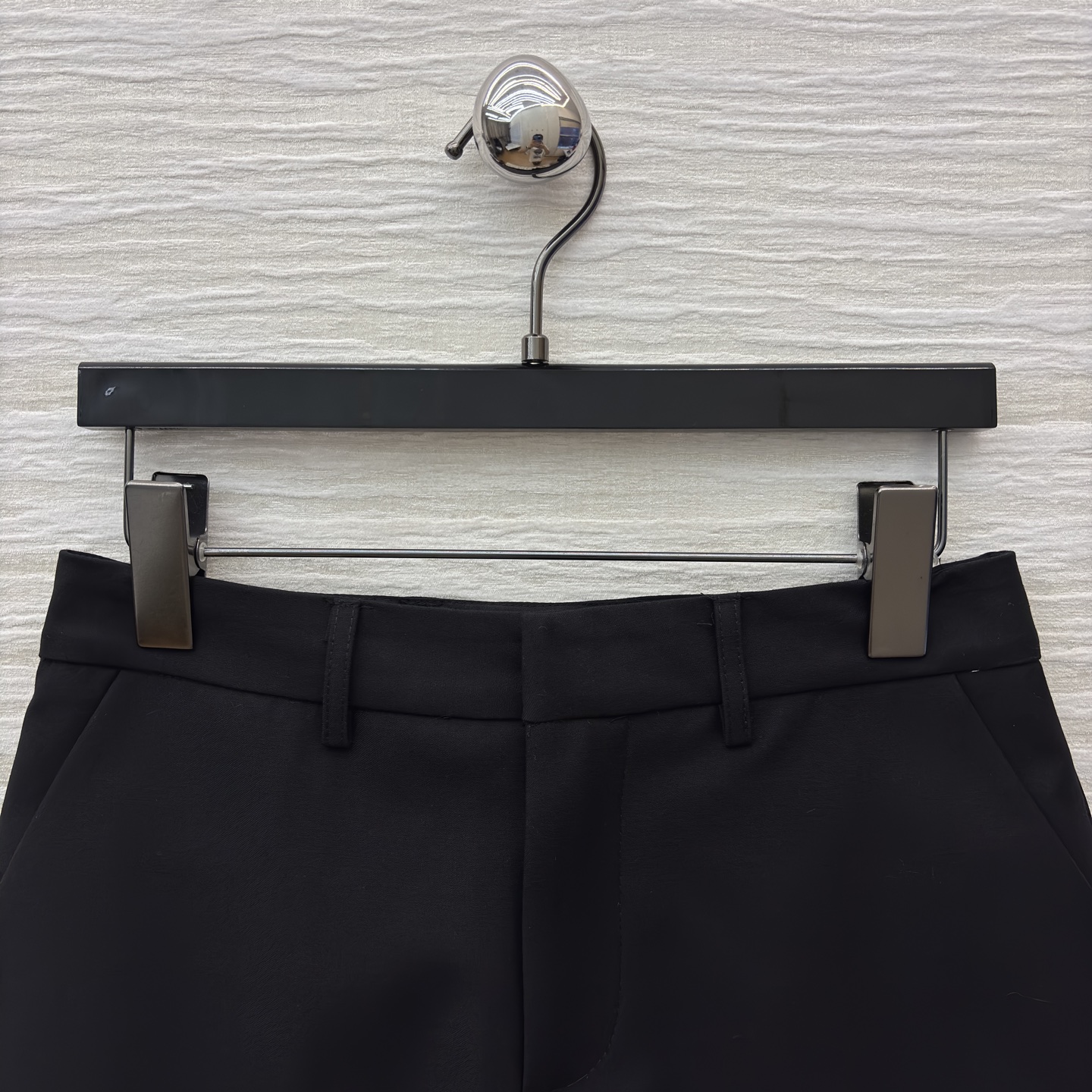 G家 百搭王短裤 含羊毛成分 利落剪裁勾勒干练线条 挺括面料尽显质感 可搭衬衫 外套走职场通勤风 也可配