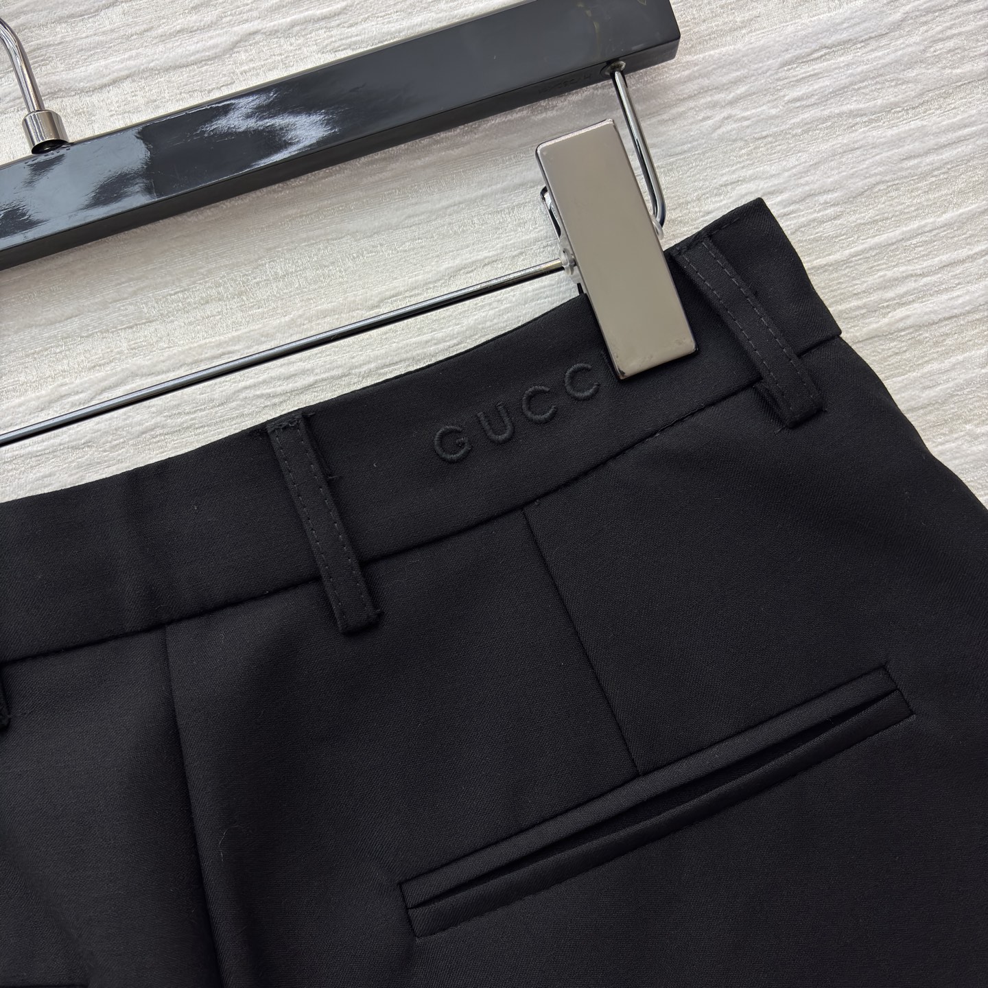 G家 百搭王短裤 含羊毛成分 利落剪裁勾勒干练线条 挺括面料尽显质感 可搭衬衫 外套走职场通勤风 也可配