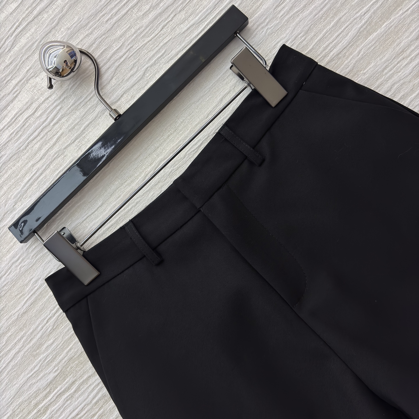 G家 百搭王短裤 含羊毛成分 利落剪裁勾勒干练线条 挺括面料尽显质感 可搭衬衫 外套走职场通勤风 也可配