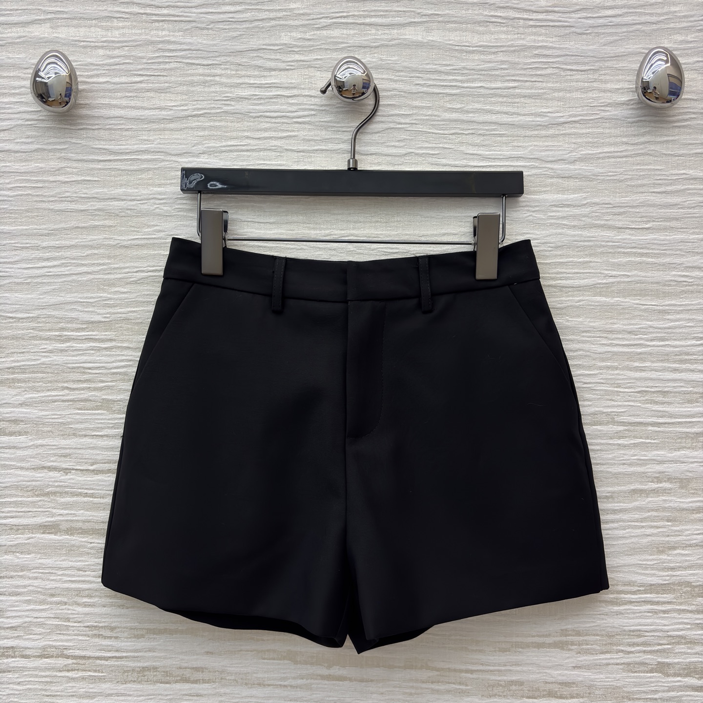 G家 百搭王短裤 含羊毛成分 利落剪裁勾勒干练线条 挺括面料尽显质感 可搭衬衫 外套走职场通勤风 也可配