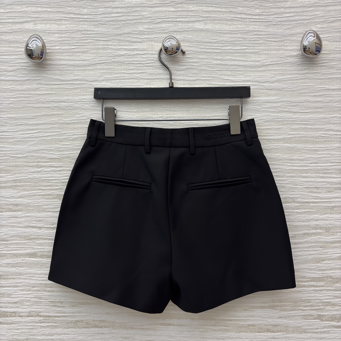 G家 百搭王短裤 含羊毛成分 利落剪裁勾勒干练线条 挺括面料尽显质感 可搭衬衫 外套走职场通勤风 也可配