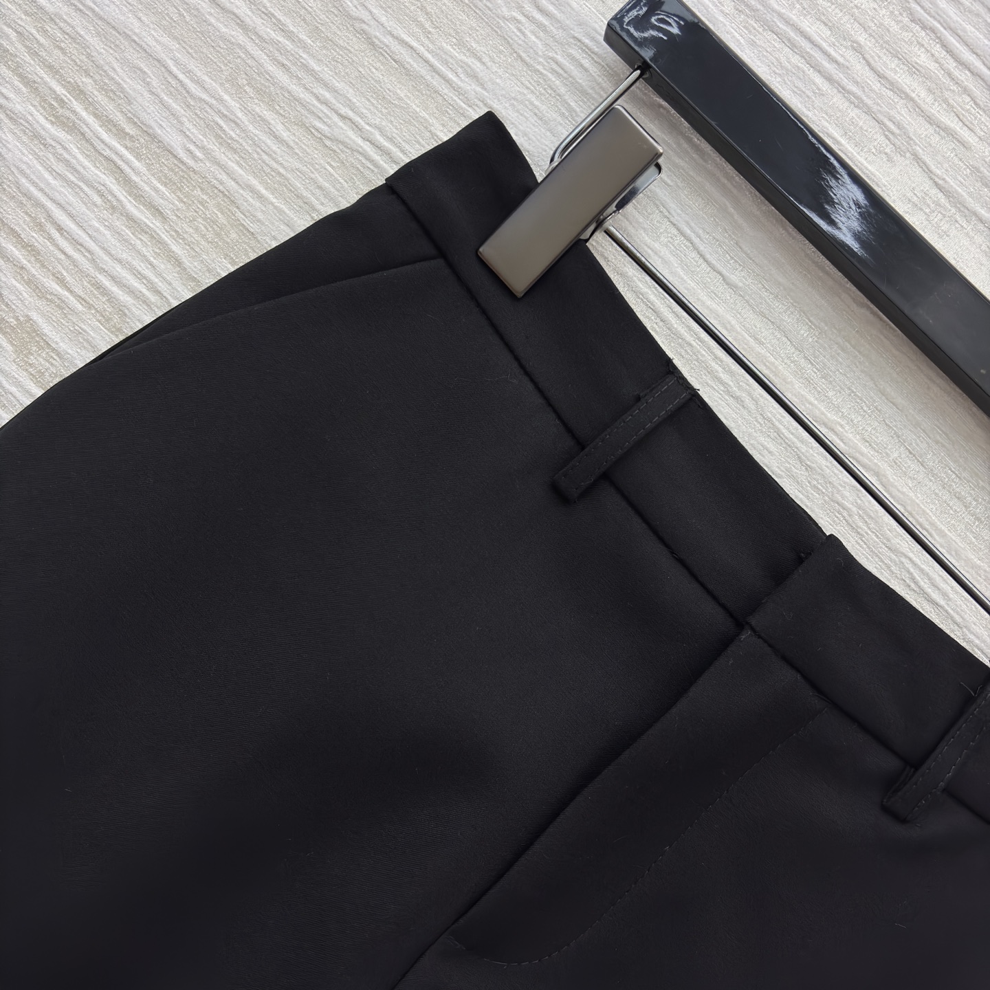 G家 百搭王短裤 含羊毛成分 利落剪裁勾勒干练线条 挺括面料尽显质感 可搭衬衫 外套走职场通勤风 也可配