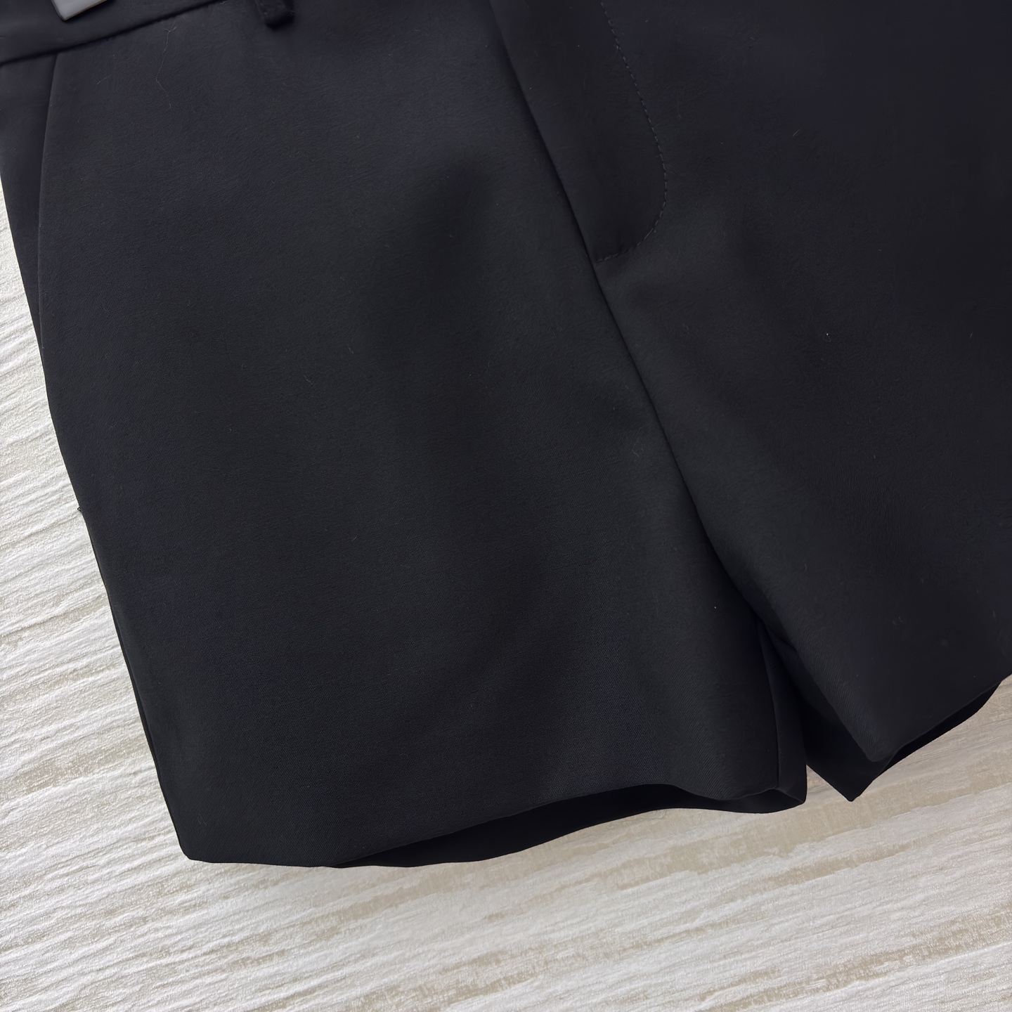 G家 百搭王短裤 含羊毛成分 利落剪裁勾勒干练线条 挺括面料尽显质感 可搭衬衫 外套走职场通勤风 也可配