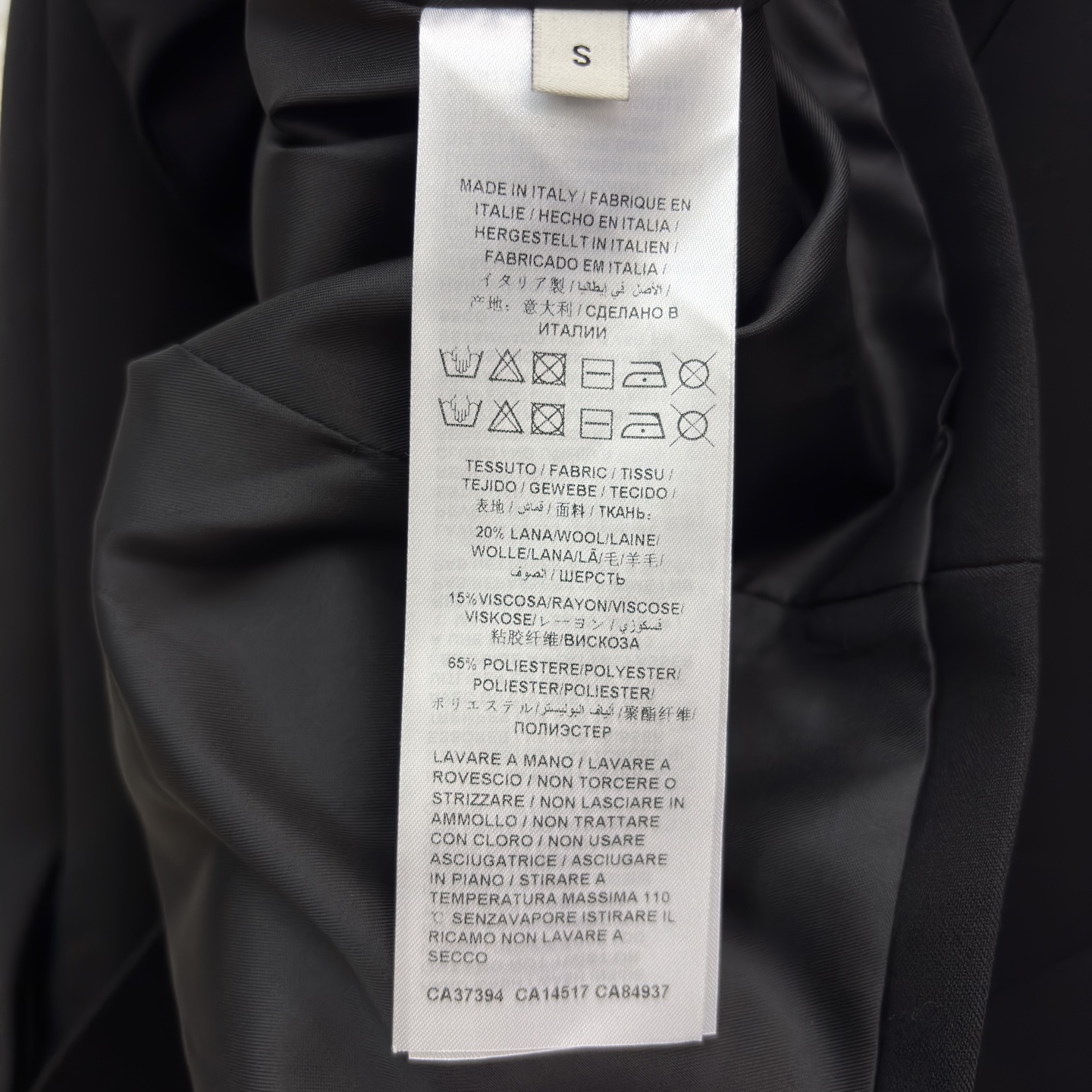 G家 暗黑系西装 含羊毛成分 解锁酷飒高级感 利落剪裁的黑色西装 口袋金属独角装饰点亮细节 打破沉闷 可