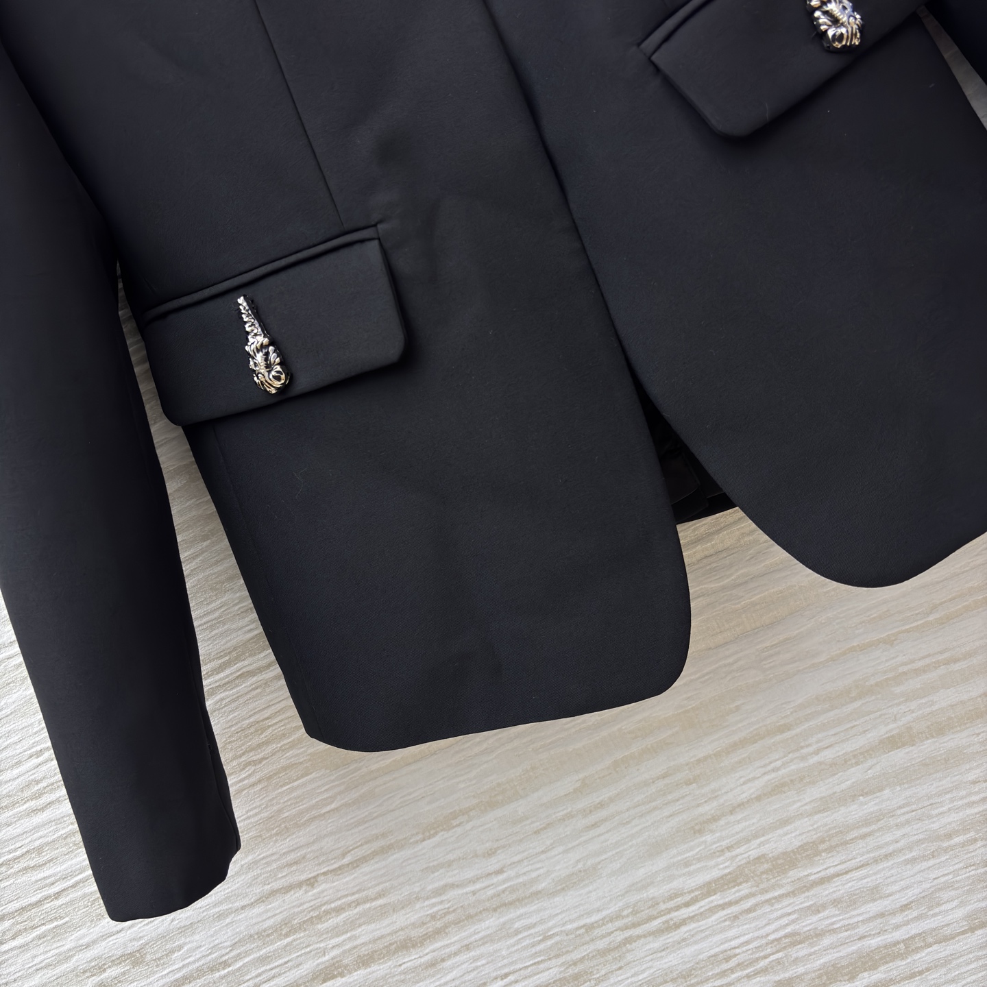 G家 暗黑系西装 含羊毛成分 解锁酷飒高级感 利落剪裁的黑色西装 口袋金属独角装饰点亮细节 打破沉闷 可