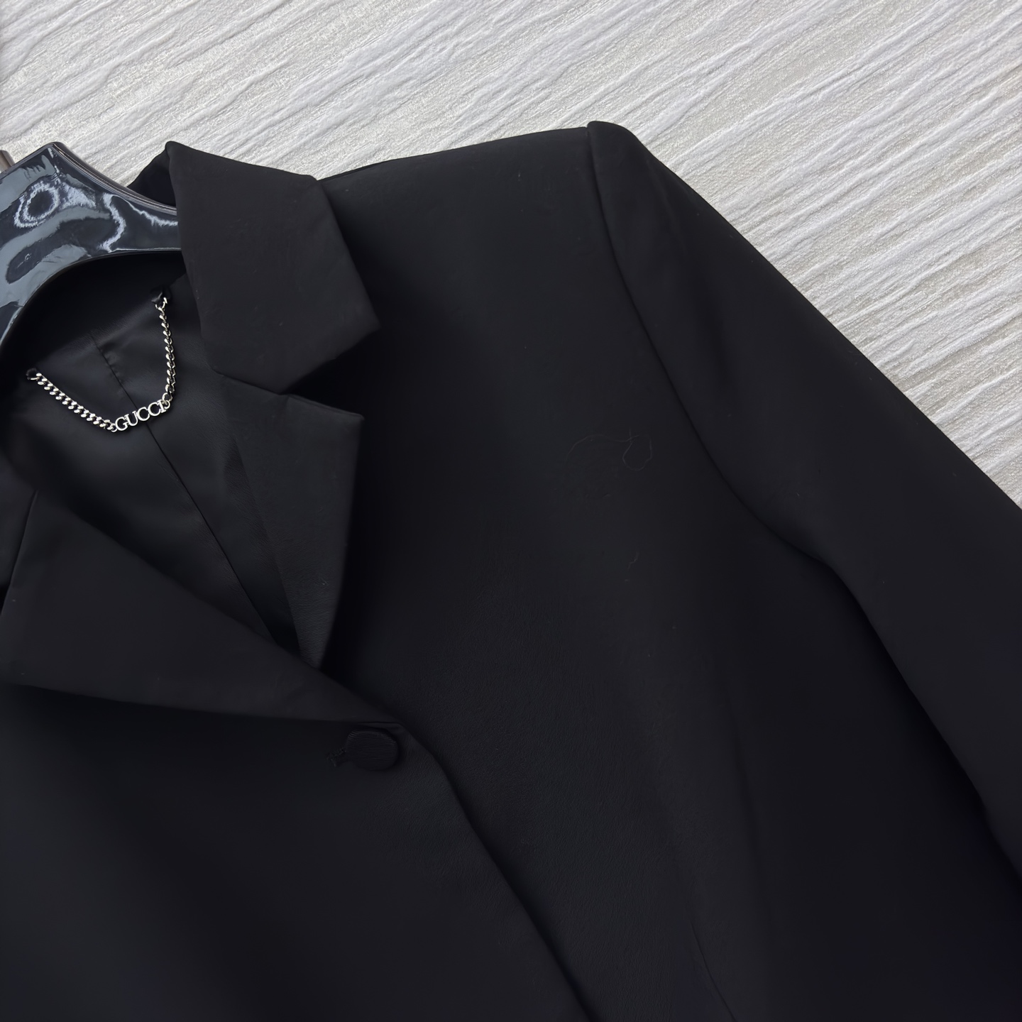 G家 暗黑系西装 含羊毛成分 解锁酷飒高级感 利落剪裁的黑色西装 口袋金属独角装饰点亮细节 打破沉闷 可