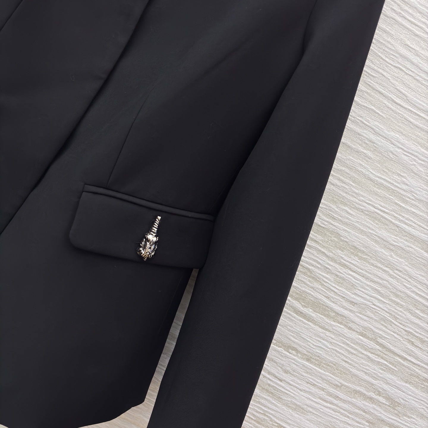 G家 暗黑系西装 含羊毛成分 解锁酷飒高级感 利落剪裁的黑色西装 口袋金属独角装饰点亮细节 打破沉闷 可