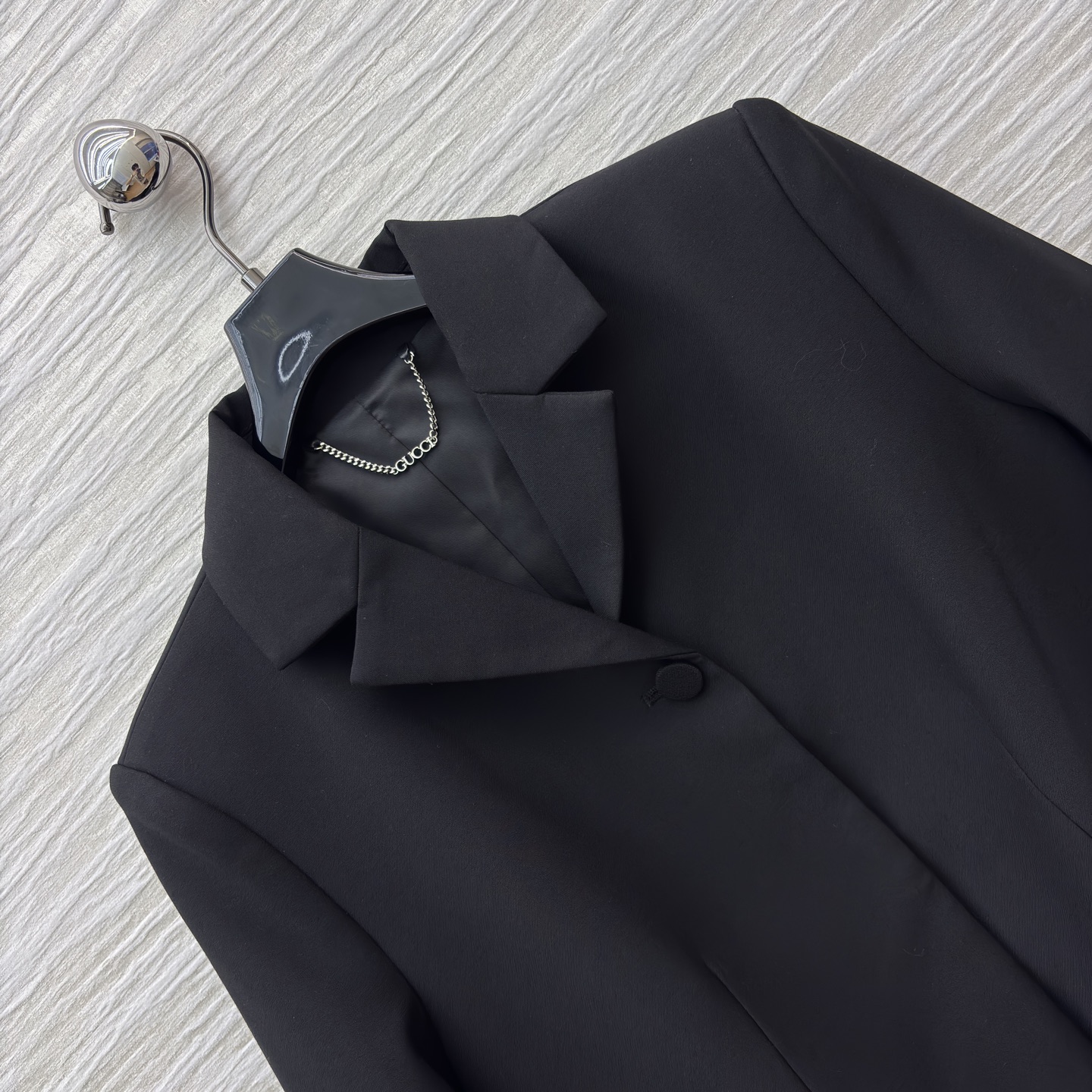 G家 暗黑系西装 含羊毛成分 解锁酷飒高级感 利落剪裁的黑色西装 口袋金属独角装饰点亮细节 打破沉闷 可