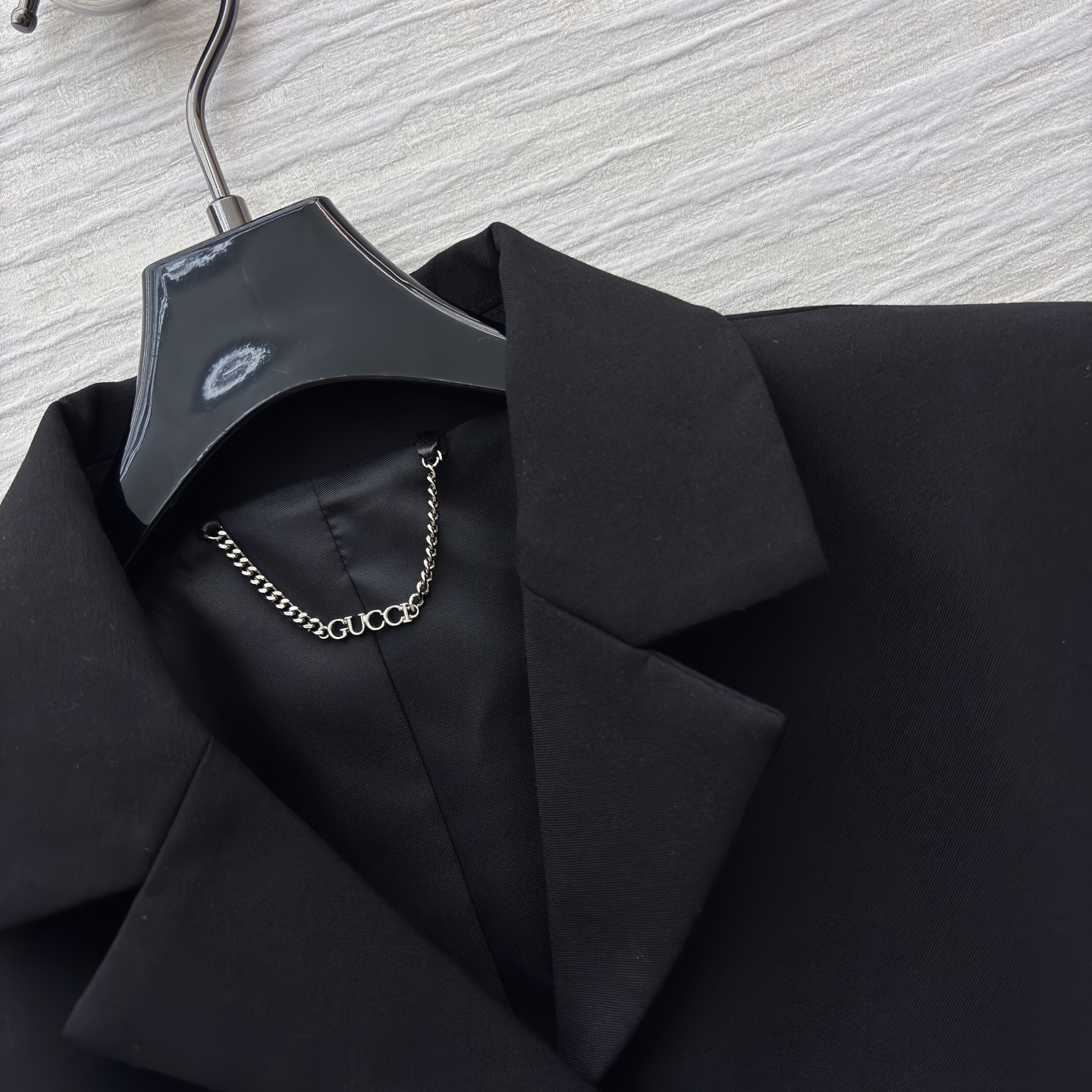 G家 暗黑系西装 含羊毛成分 解锁酷飒高级感 利落剪裁的黑色西装 口袋金属独角装饰点亮细节 打破沉闷 可