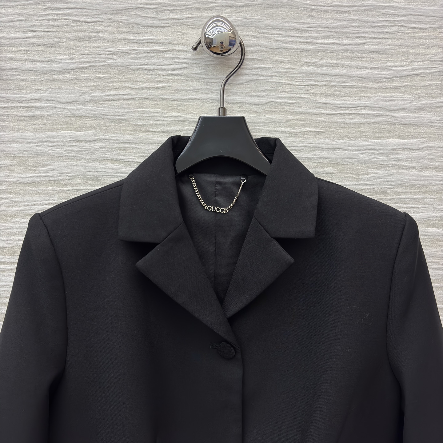 G家 暗黑系西装 含羊毛成分 解锁酷飒高级感 利落剪裁的黑色西装 口袋金属独角装饰点亮细节 打破沉闷 可