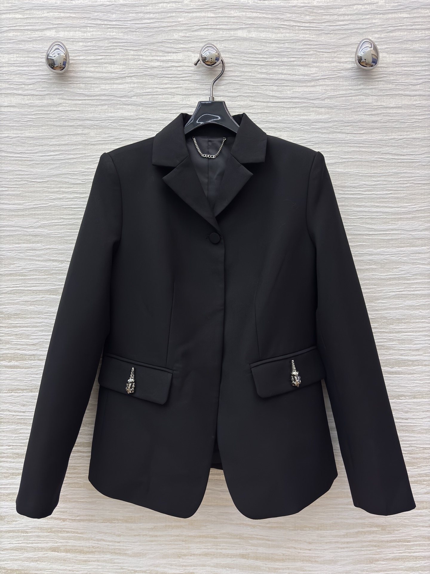 G家 暗黑系西装 含羊毛成分 解锁酷飒高级感 利落剪裁的黑色西装 口袋金属独角装饰点亮细节 打破沉闷 可