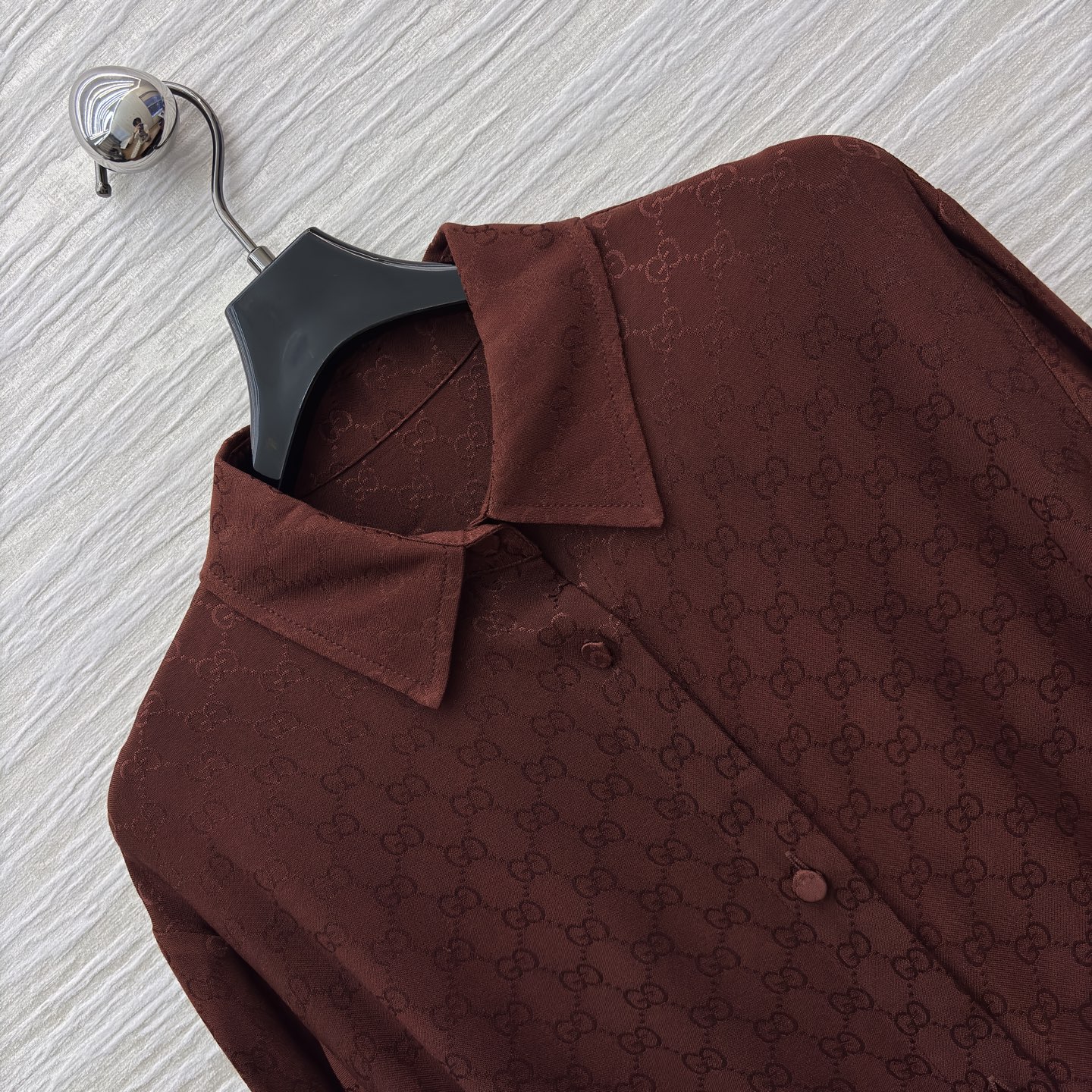 G家 衬衫式连衣裙 深棕调连衣裙将复古韵味与高级质感融为一体 精致的双配送腰带勾勒腰线 暗藏的品牌提花在