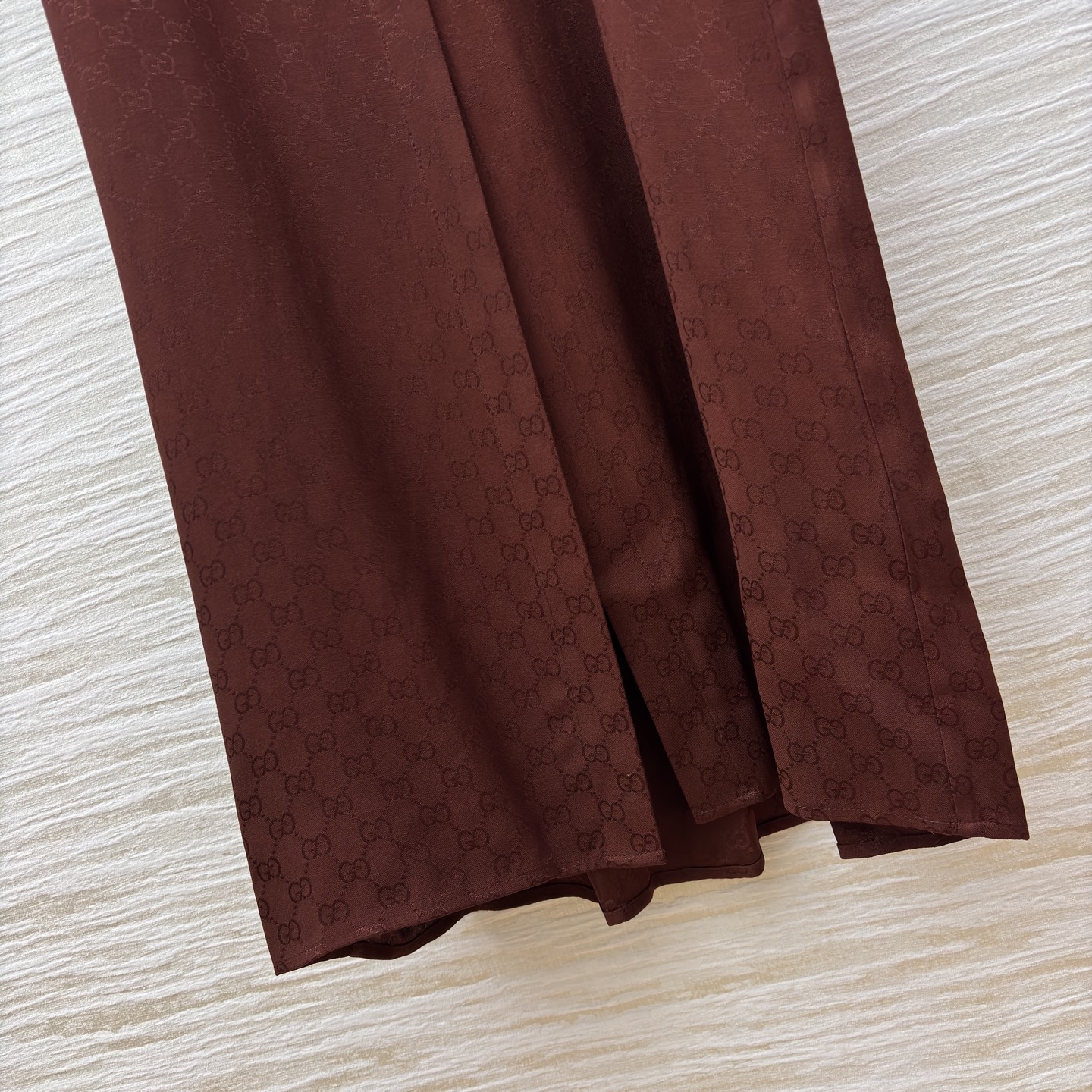 G家 衬衫式连衣裙 深棕调连衣裙将复古韵味与高级质感融为一体 精致的双配送腰带勾勒腰线 暗藏的品牌提花在