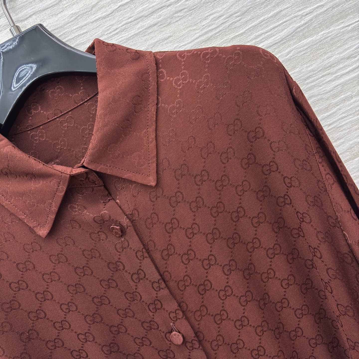 G家 衬衫式连衣裙 深棕调连衣裙将复古韵味与高级质感融为一体 精致的双配送腰带勾勒腰线 暗藏的品牌提花在