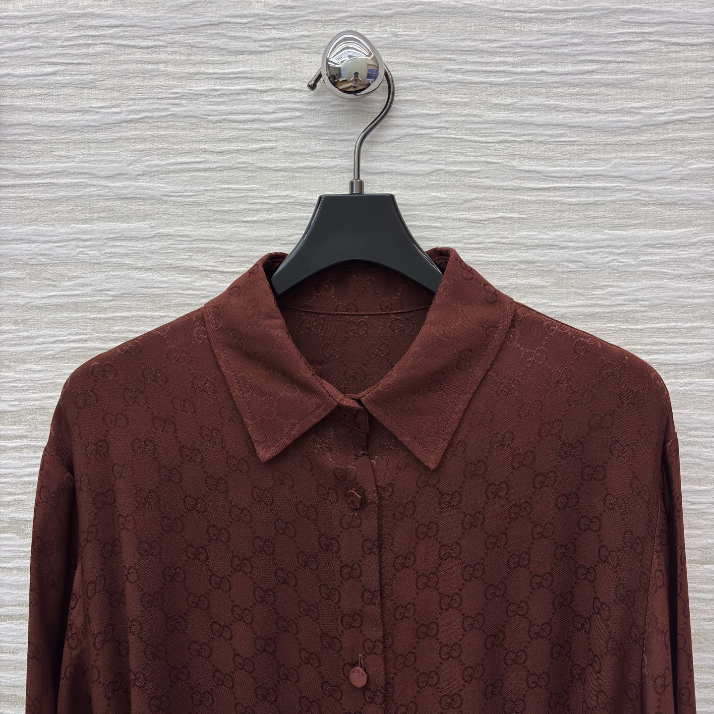 G家 衬衫式连衣裙 深棕调连衣裙将复古韵味与高级质感融为一体 精致的双配送腰带勾勒腰线 暗藏的品牌提花在