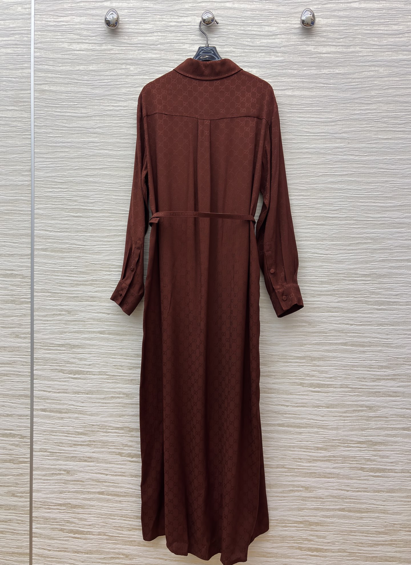 G家 衬衫式连衣裙 深棕调连衣裙将复古韵味与高级质感融为一体 精致的双配送腰带勾勒腰线 暗藏的品牌提花在