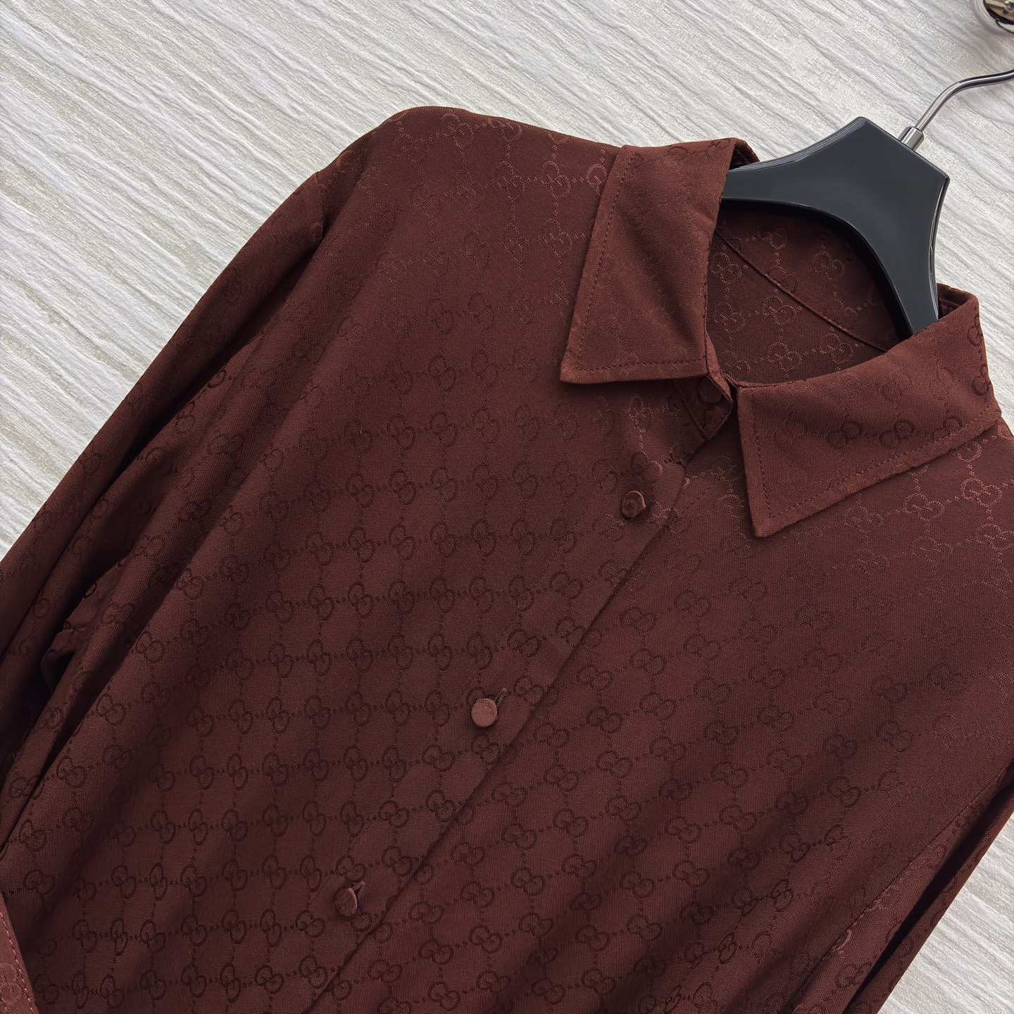 G家 衬衫式连衣裙 深棕调连衣裙将复古韵味与高级质感融为一体 精致的双配送腰带勾勒腰线 暗藏的品牌提花在