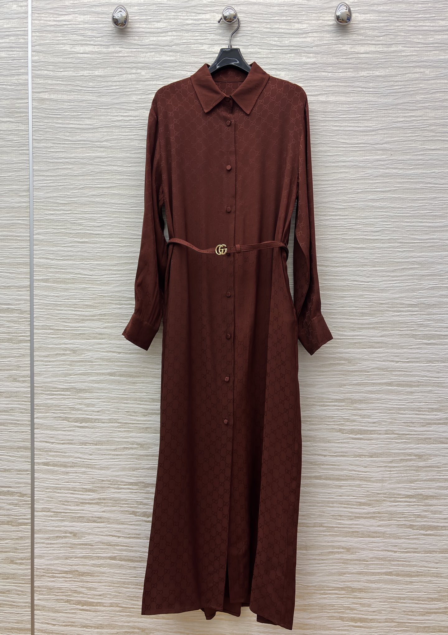 G家 衬衫式连衣裙 深棕调连衣裙将复古韵味与高级质感融为一体 精致的双配送腰带勾勒腰线 暗藏的品牌提花在
