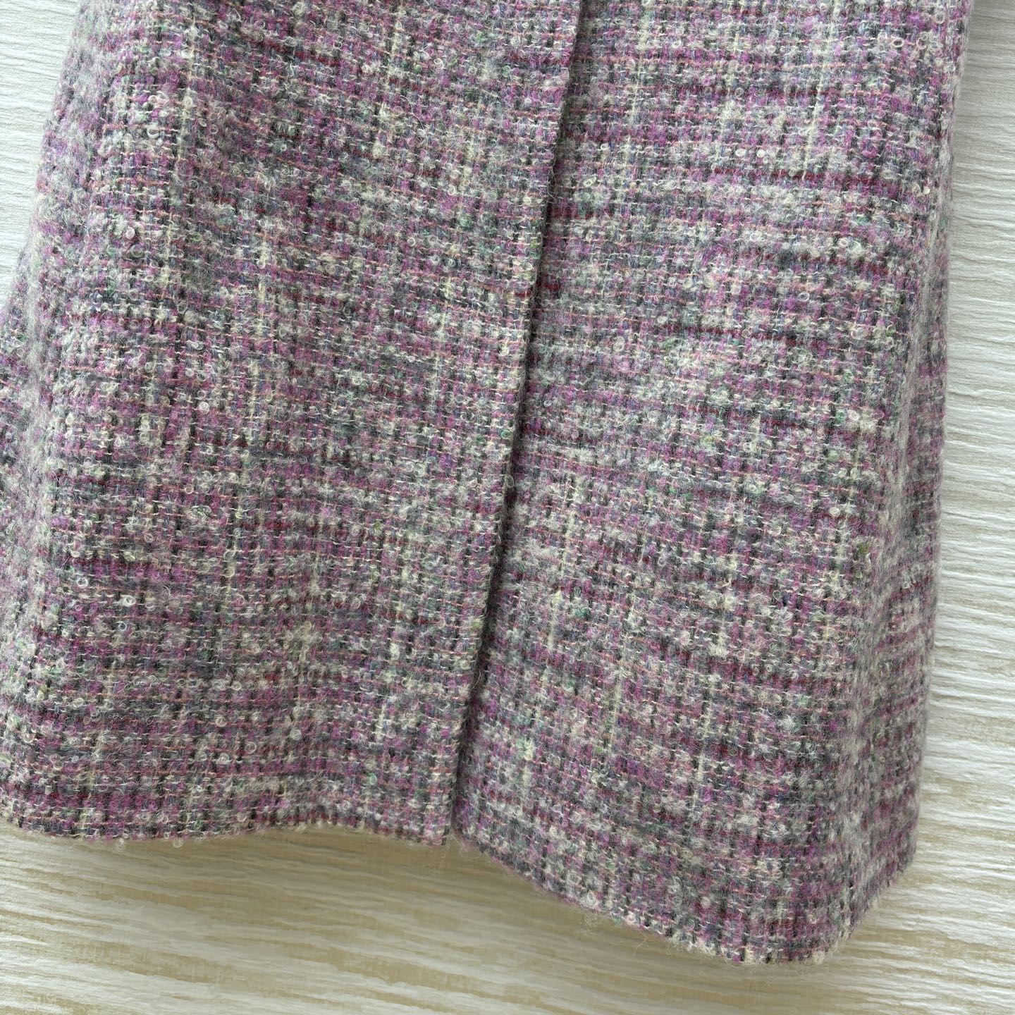 香家 粗花呢长款大衣 温柔系的秋冬质感担当 粉调粗花呢交织出复古肌理 珍珠扣与多口袋设计尽显优雅细节 长