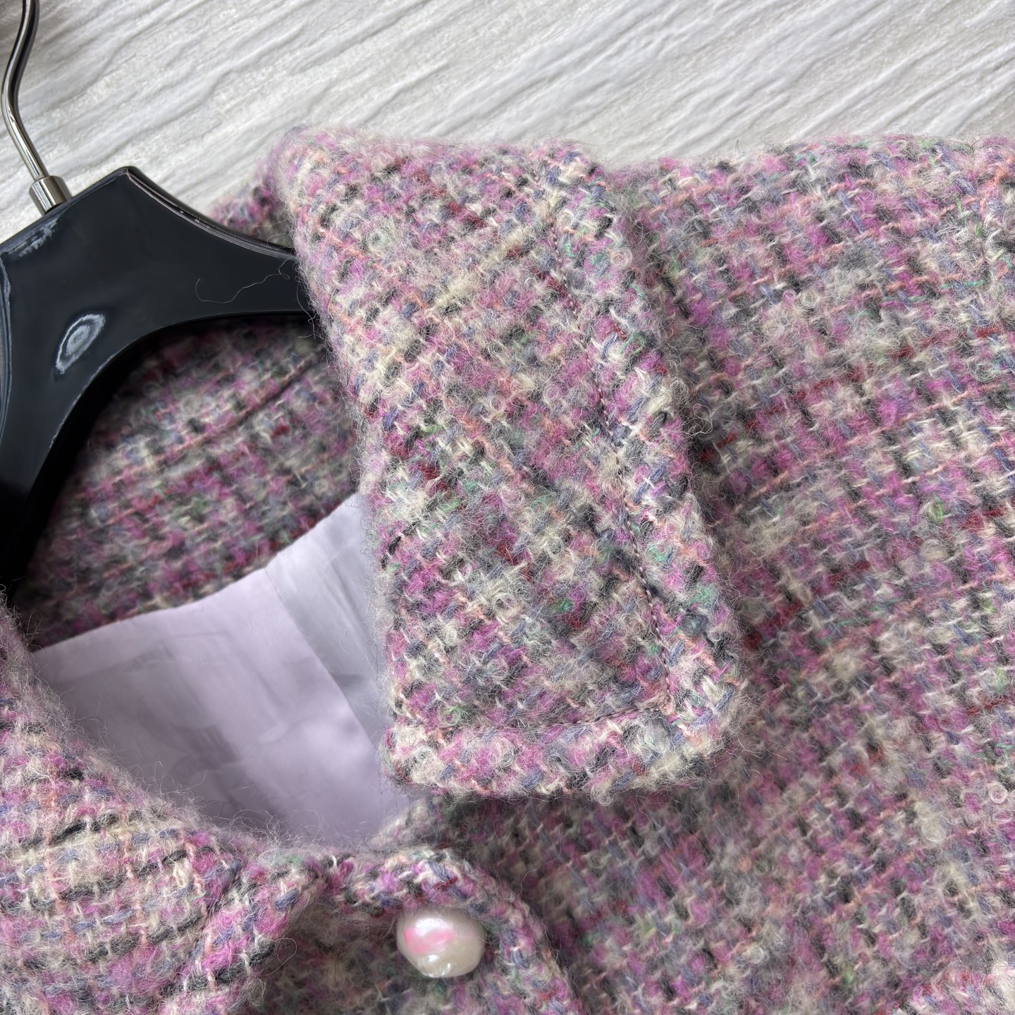 香家 粗花呢长款大衣 温柔系的秋冬质感担当 粉调粗花呢交织出复古肌理 珍珠扣与多口袋设计尽显优雅细节 长