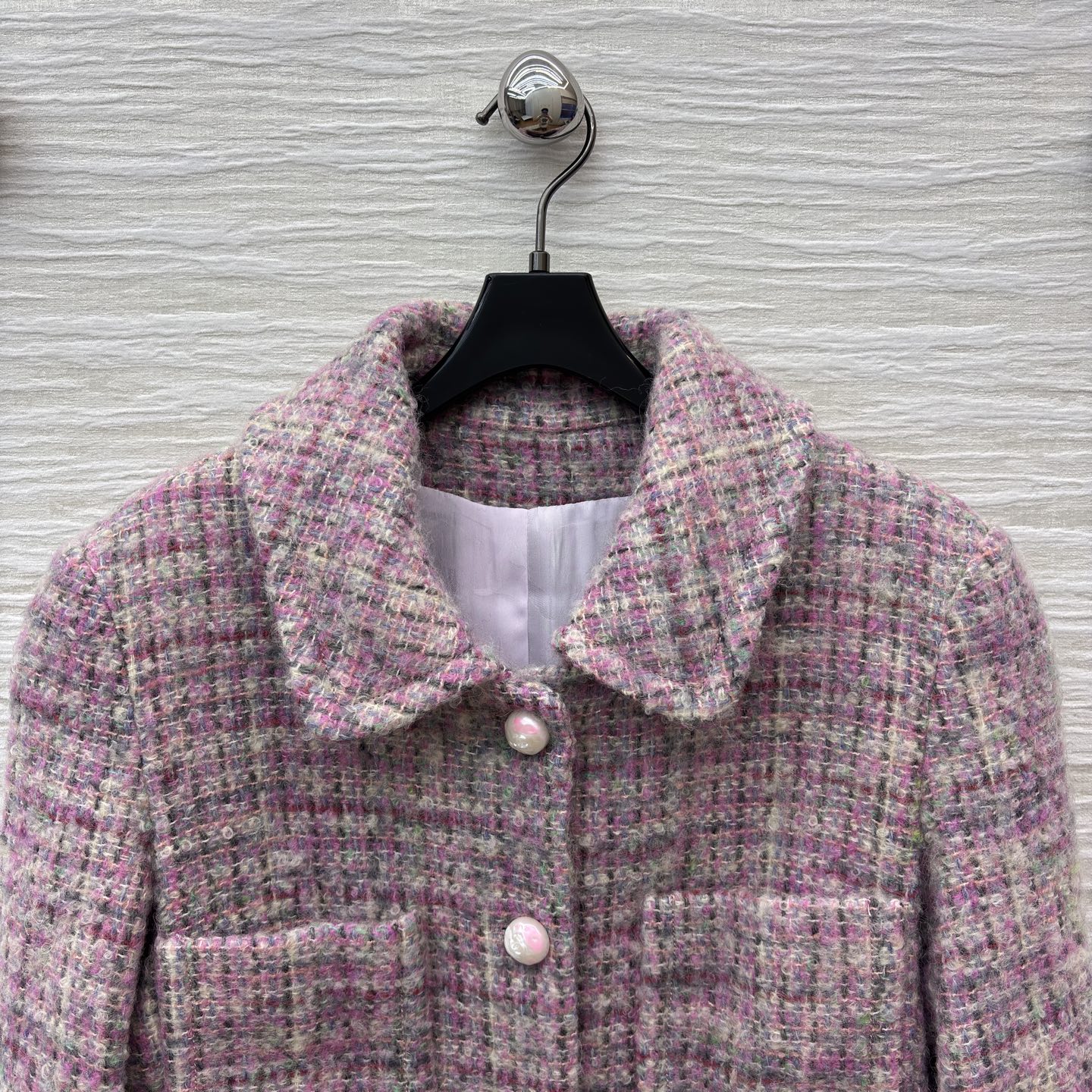 香家 粗花呢长款大衣 温柔系的秋冬质感担当 粉调粗花呢交织出复古肌理 珍珠扣与多口袋设计尽显优雅细节 长