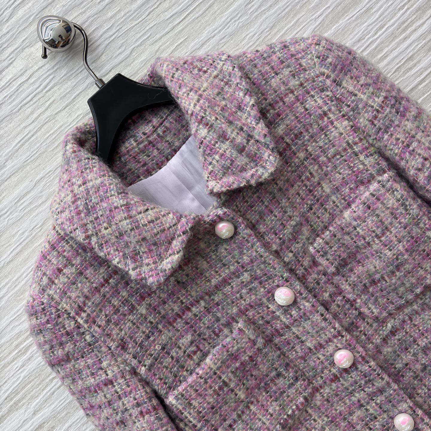 香家 粗花呢长款大衣 温柔系的秋冬质感担当 粉调粗花呢交织出复古肌理 珍珠扣与多口袋设计尽显优雅细节 长